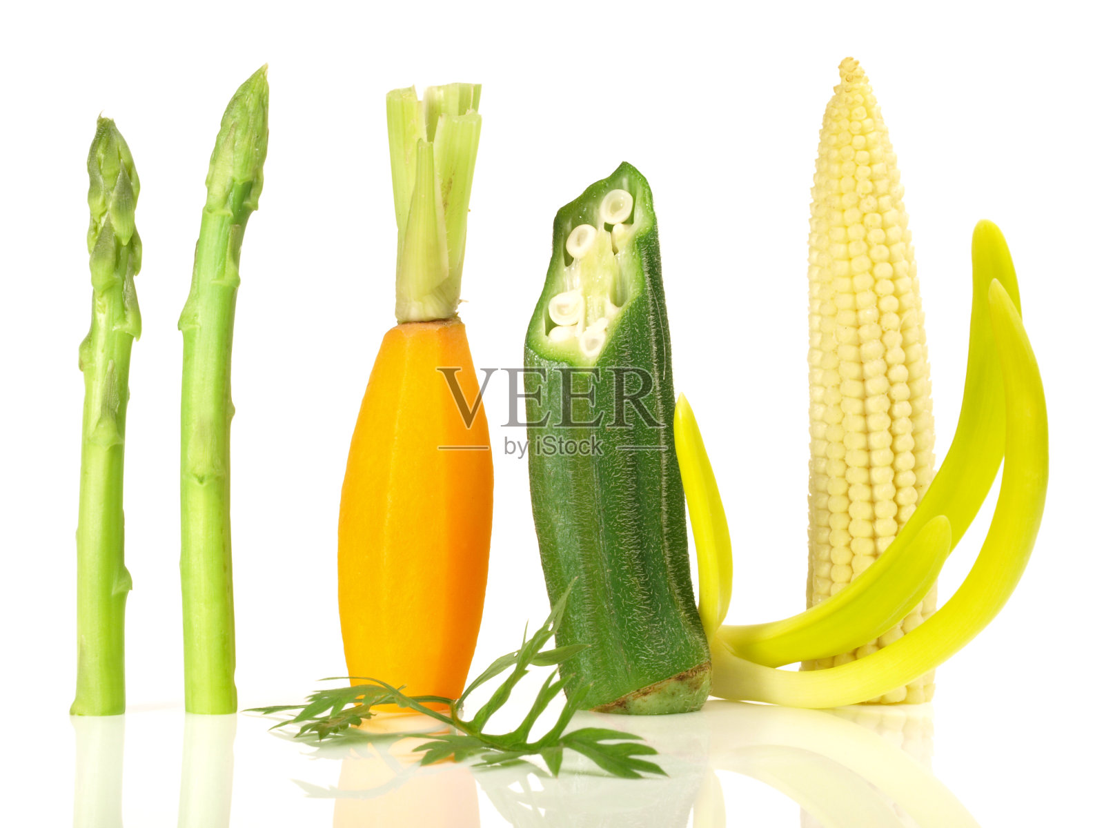 各种新鲜的年轻蔬菜在白色的背景照片摄影图片