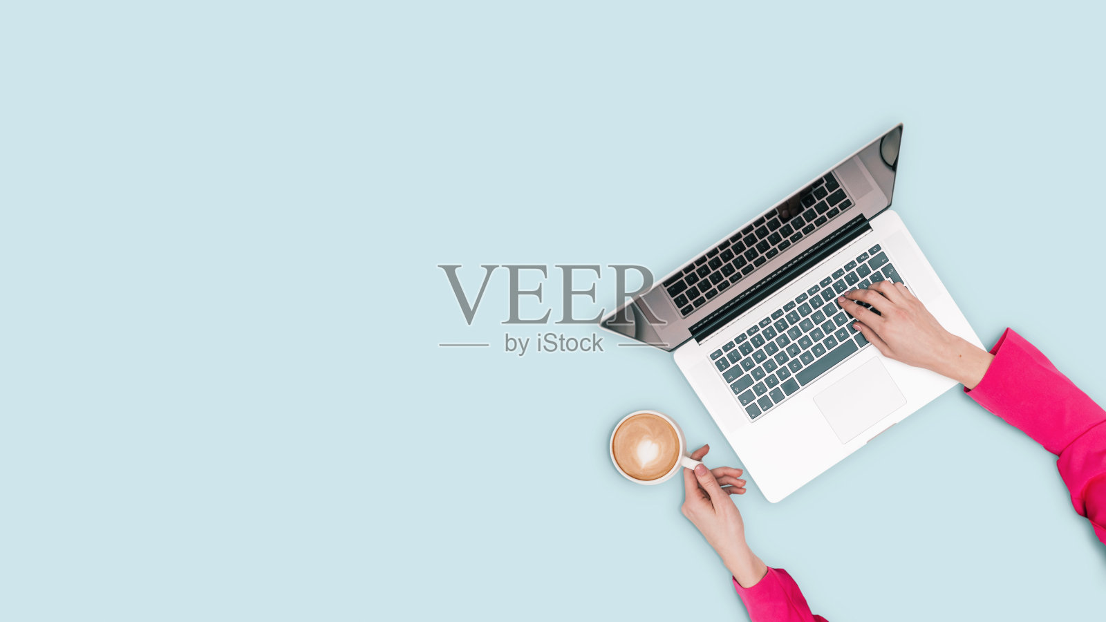 创意商业女孩坐在笔记本电脑上工作，在蓝色背景下喝咖啡，俯视图。管理和在线工作，很酷的想法。成功的经理。照片摄影图片