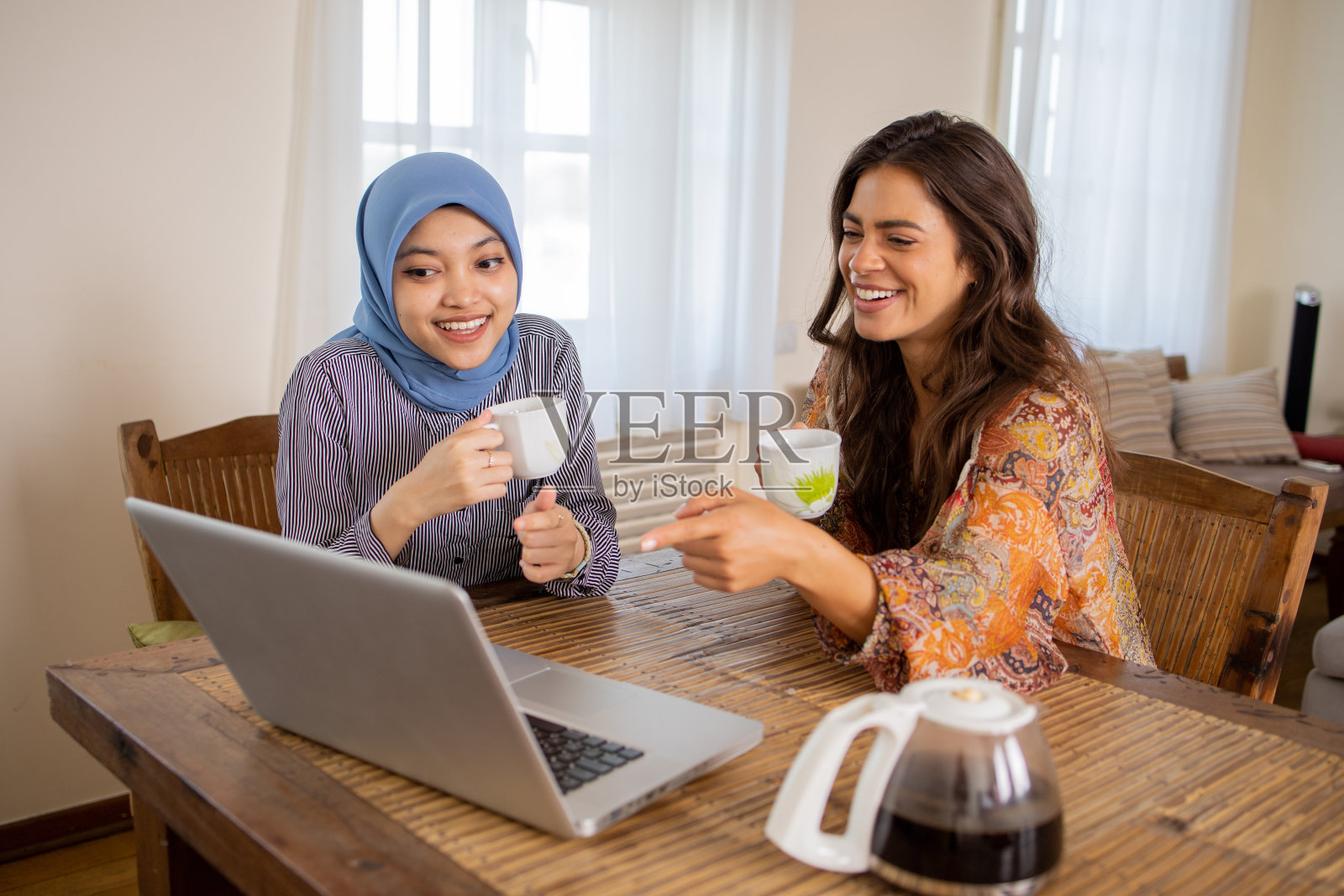 正在上网课的两个年轻女人照片摄影图片