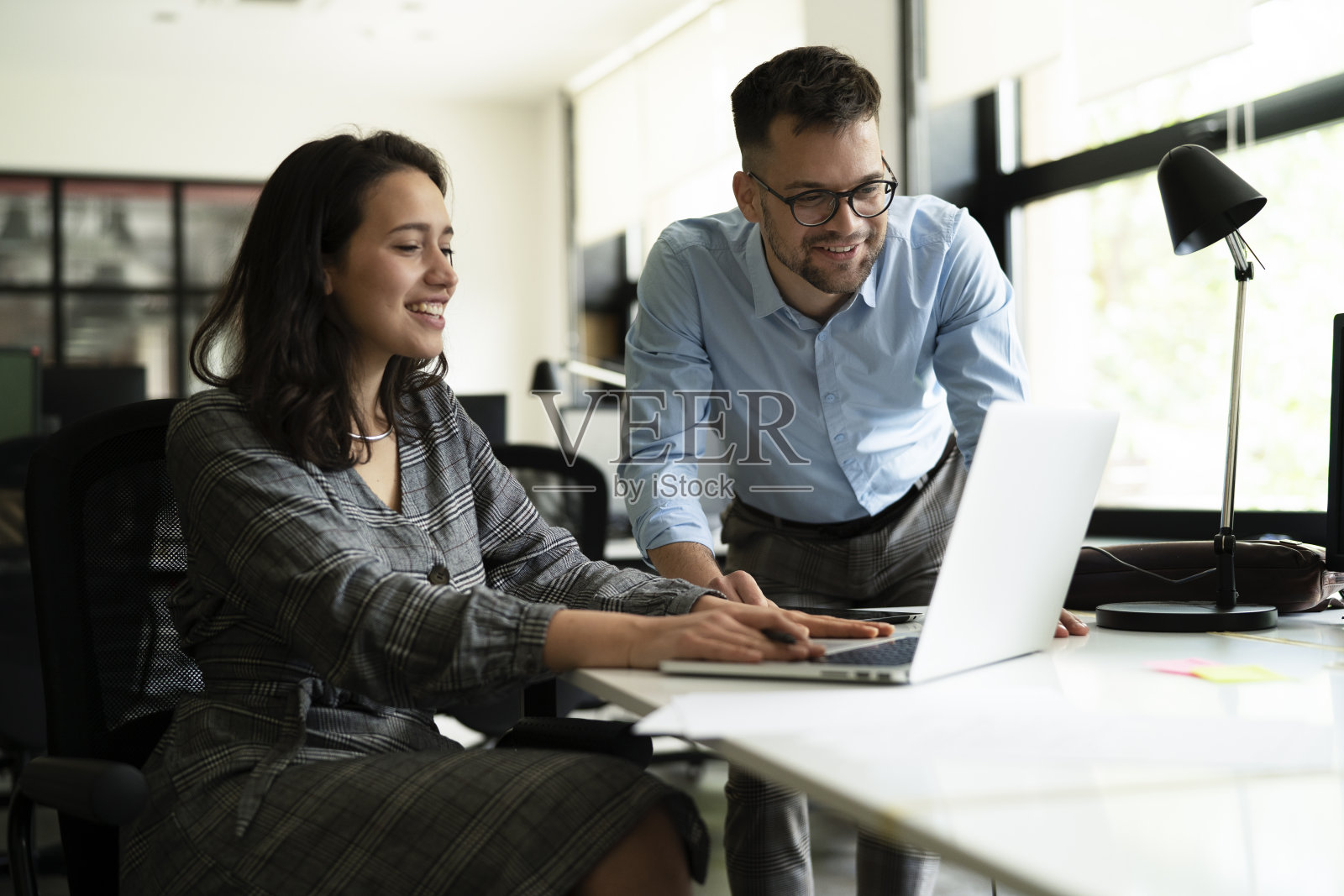 在项目中一起工作的同事。照片摄影图片