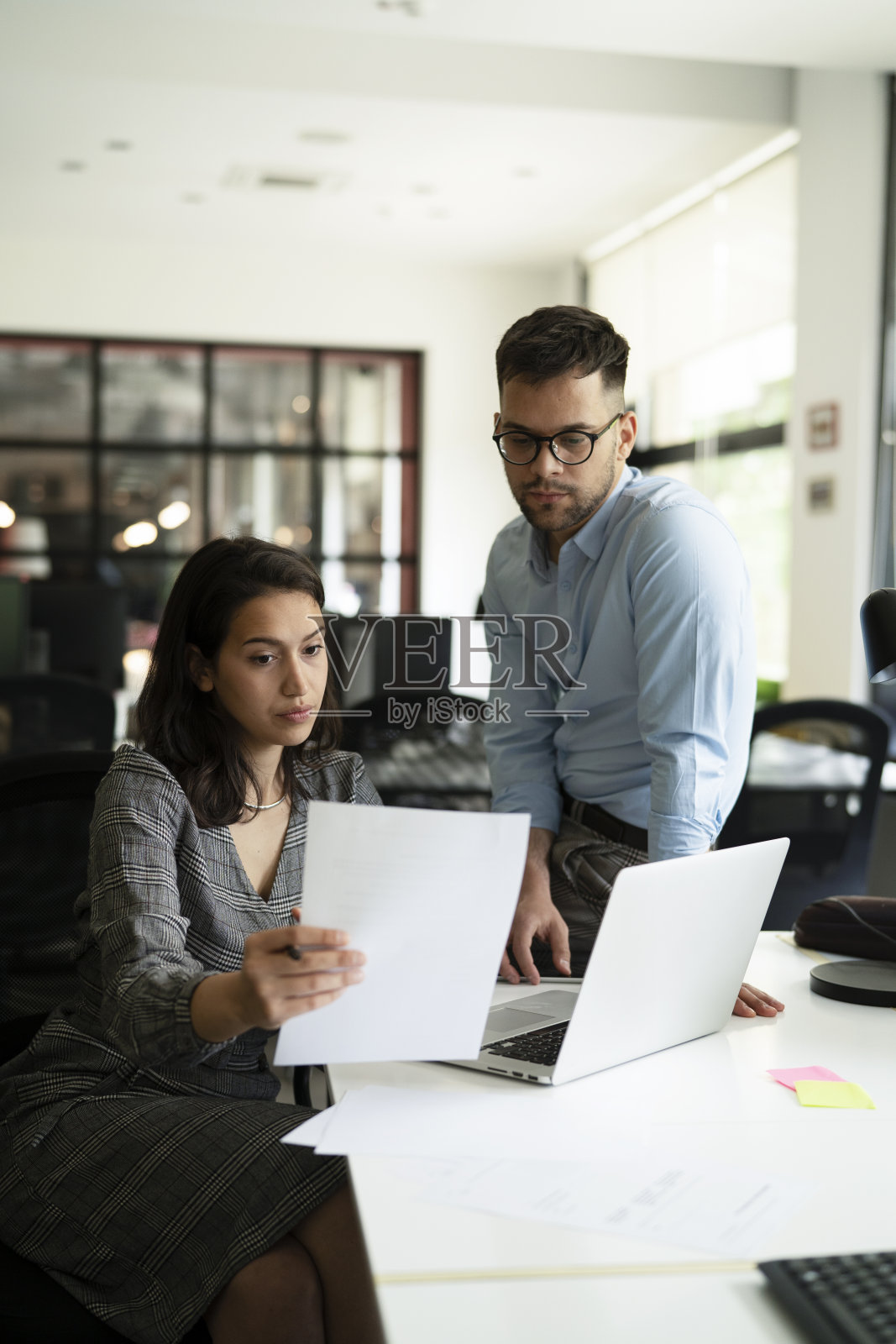 在项目中一起工作的同事。照片摄影图片
