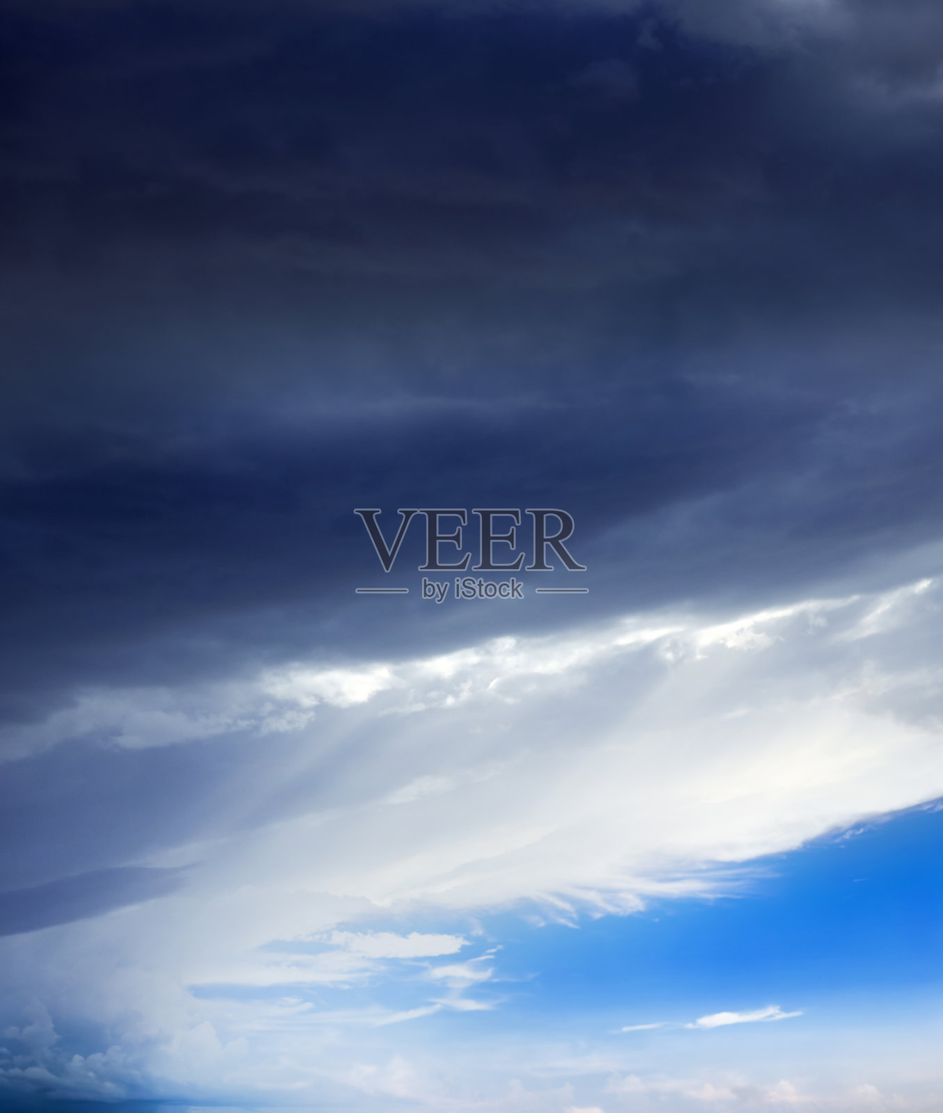 空荡的蓝天，绚丽的云彩和灿烂的阳光照片摄影图片