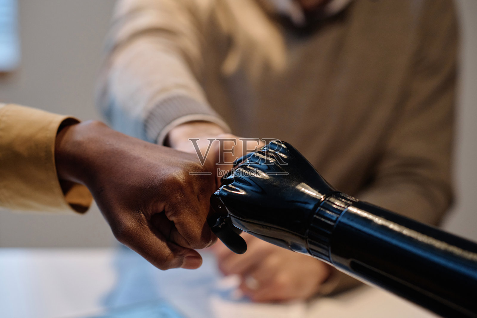 一群不同的朋友互相碰拳照片摄影图片