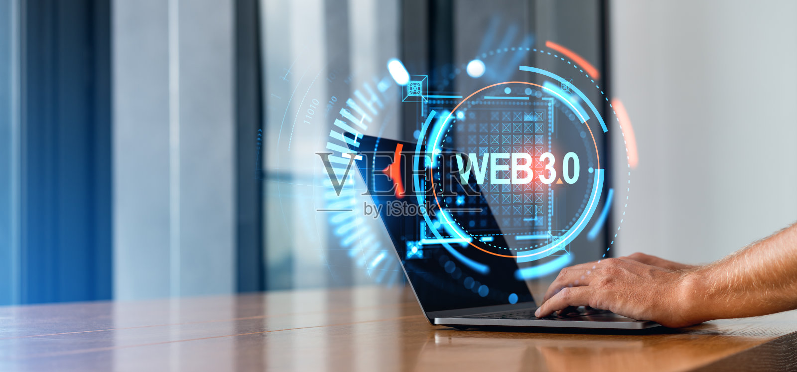 双手操作笔记本电脑，发光的web3.0全息显示器照片摄影图片