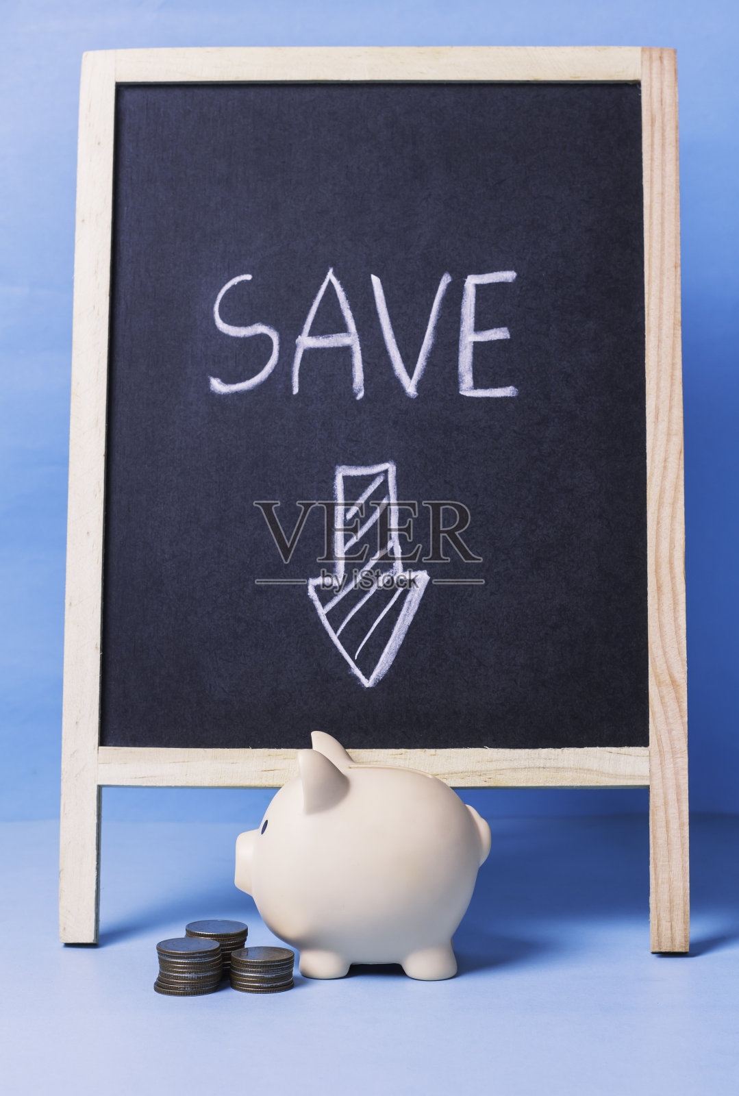 小猪储蓄罐放在蓝色背景上。照片摄影图片