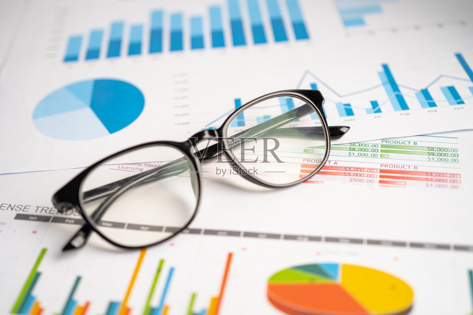在图表纸上有计算器的眼镜。金融、会计、统计、投资数据经济、证券交易业务。照片摄影图片