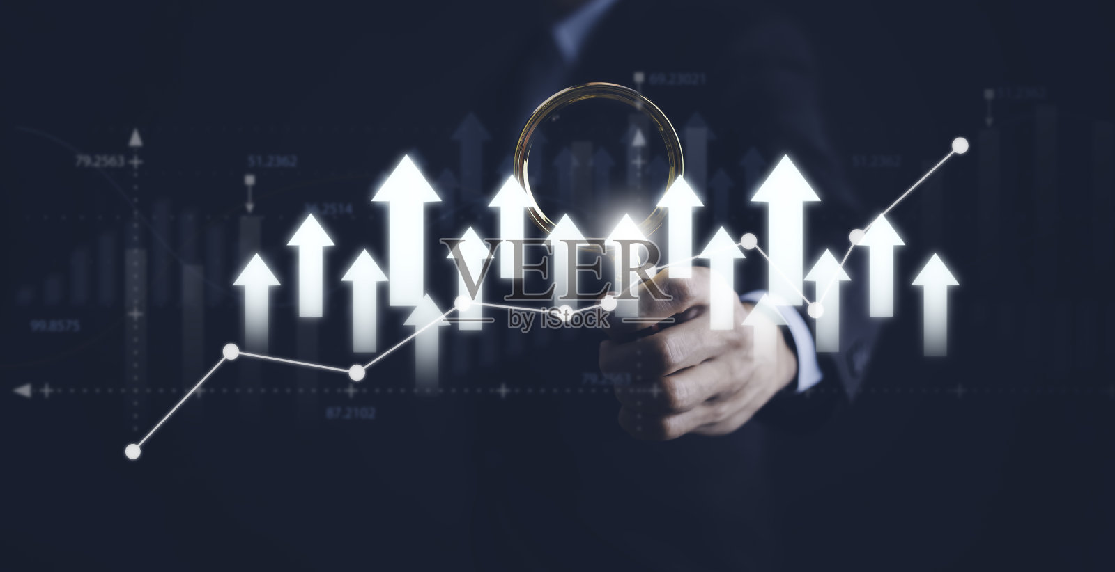 思路和观点，股票投资，股票市场技术图分析。商人手持放大镜虚拟股市图表，商人投资赚取收益的概念照片摄影图片