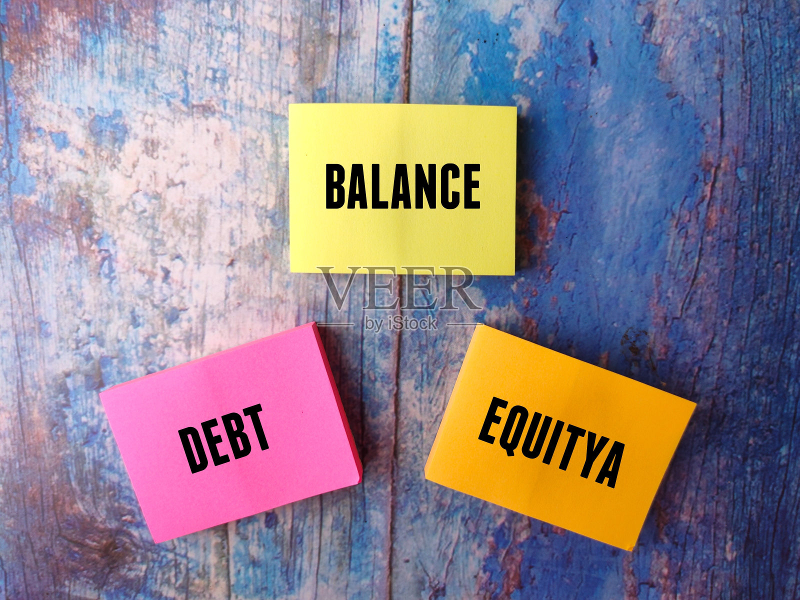 彩色便签上的文字债务余额股权照片摄影图片