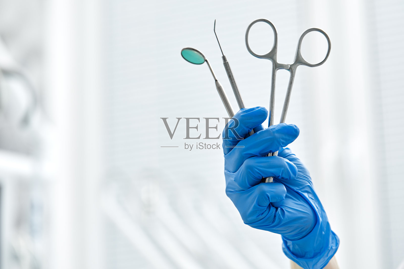 牙医的手和牙科设备的特写照片摄影图片