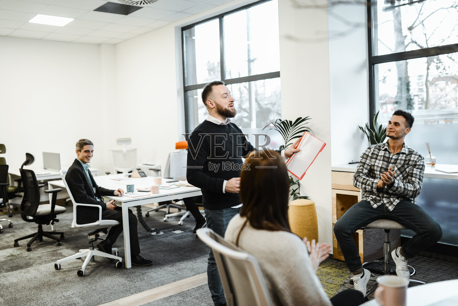 公司成员为团队领导成功的新项目理念鼓掌照片摄影图片