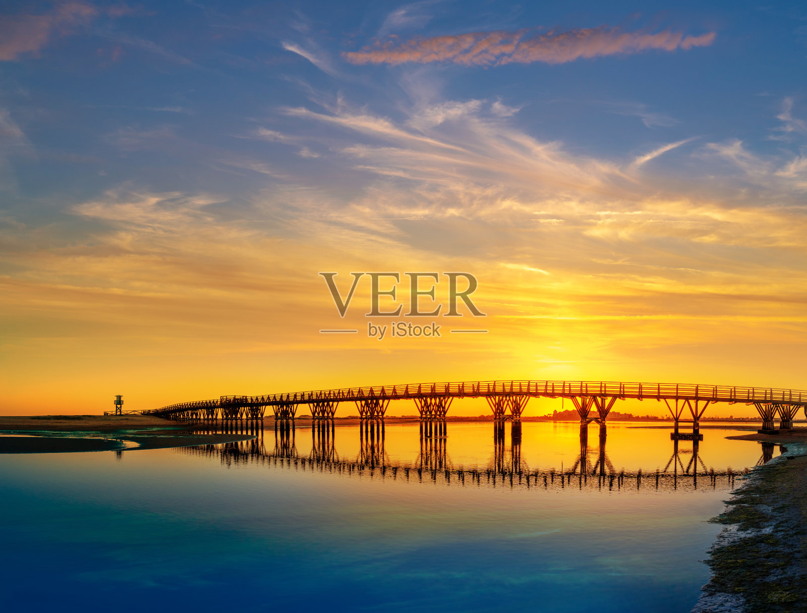 西班牙安达卢西亚的韦尔瓦，日落时分的克里斯蒂娜岛大桥照片摄影图片