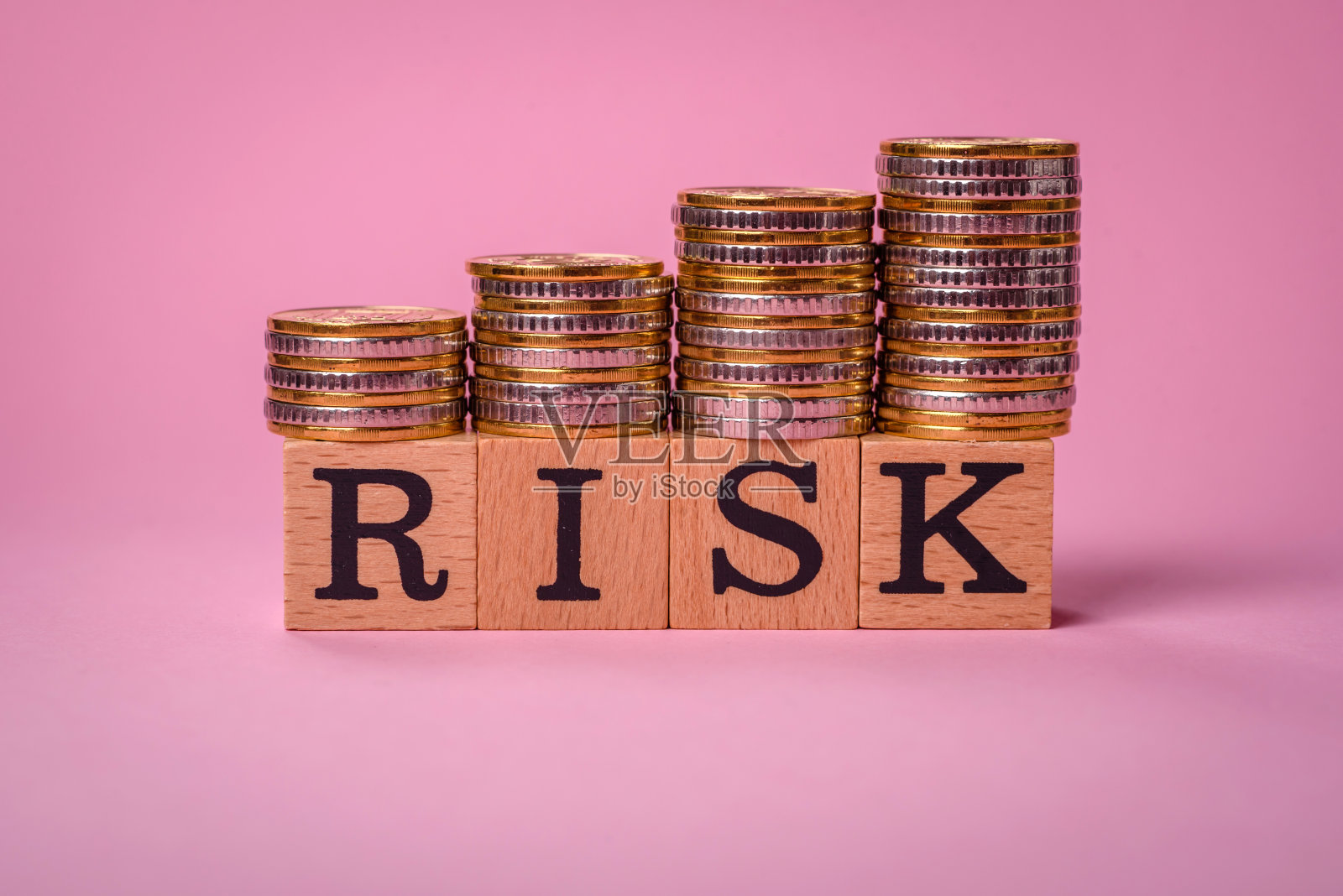 “危险”的铭文是由木制立方体在普通背景上制成的照片摄影图片