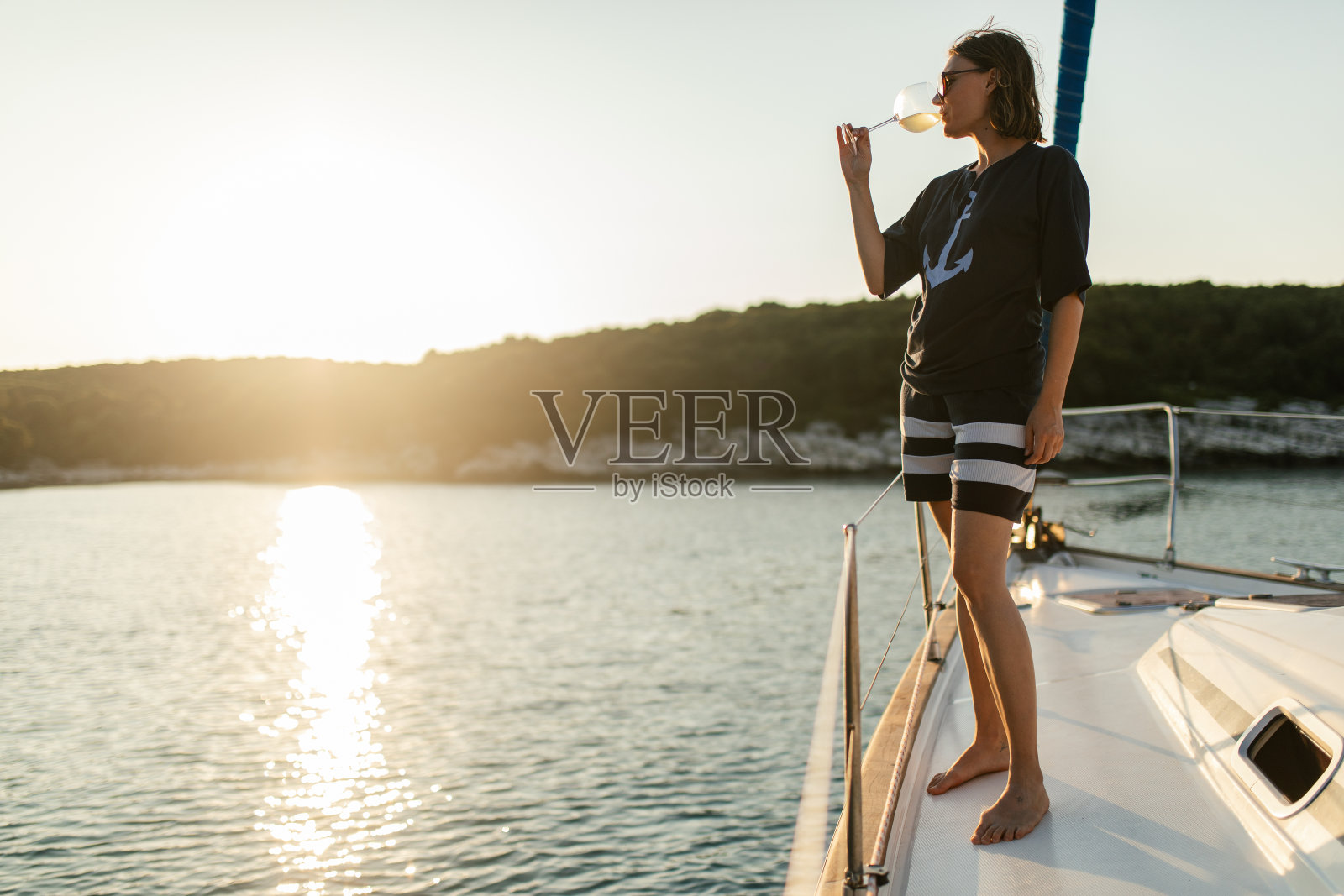 在帆船上喝酒的女人照片摄影图片