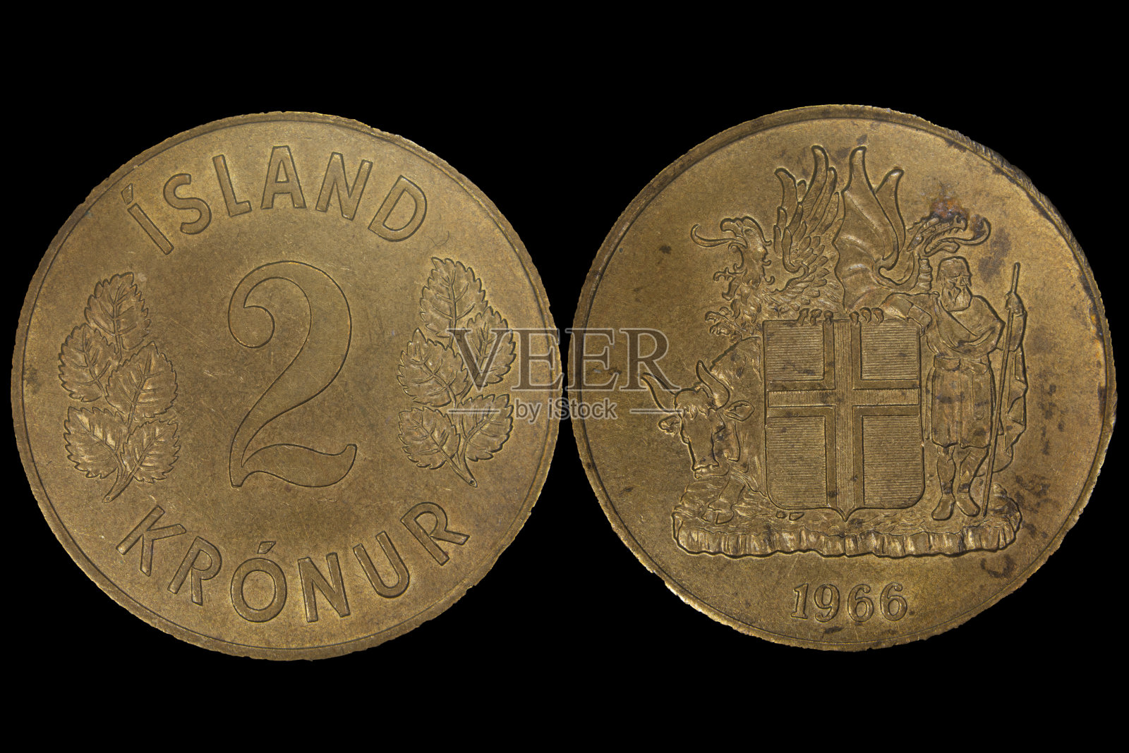 黑色背景上的2枚冰岛克朗硬币特写照片摄影图片