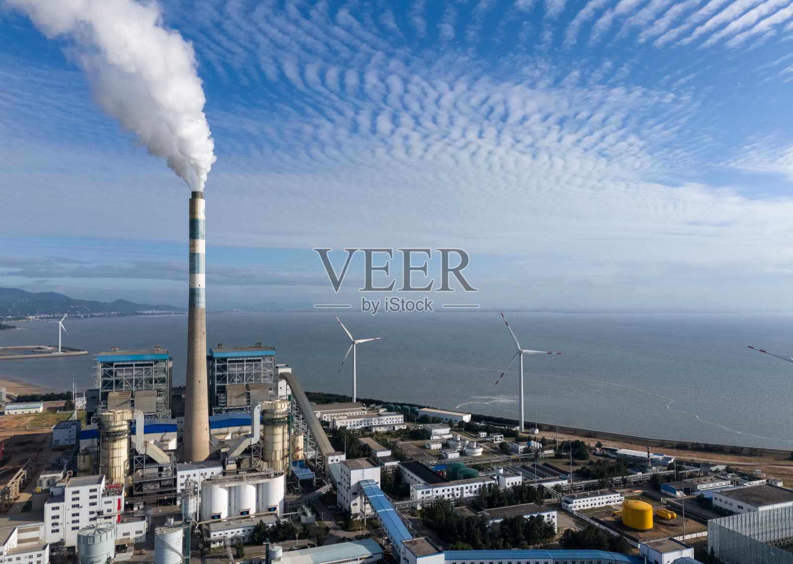 海边电厂的鸟瞰图照片摄影图片