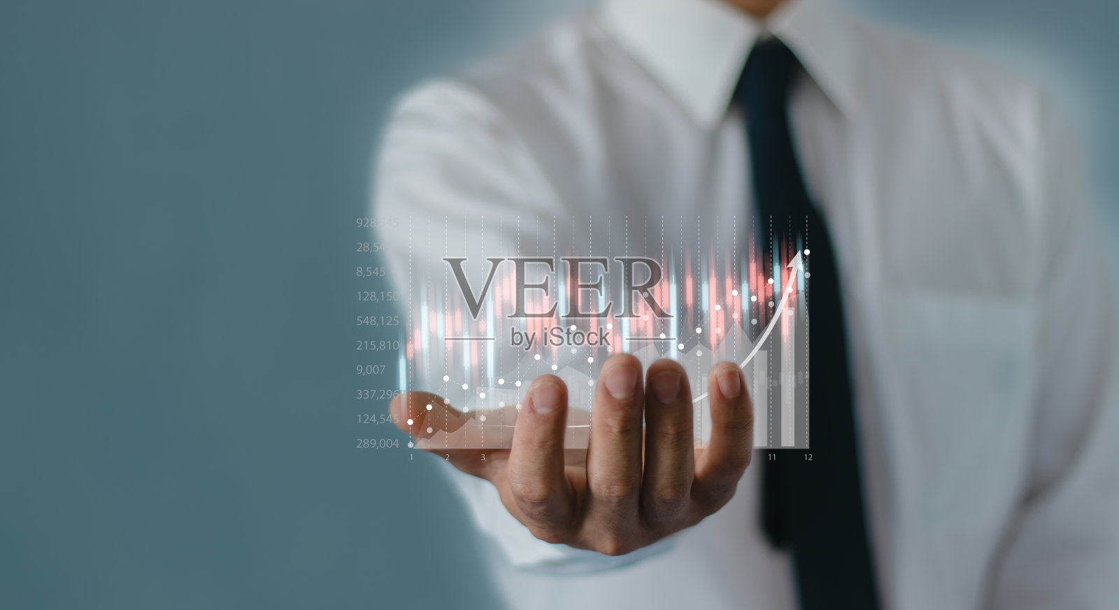 商人或交易员显示增长的虚拟全息股票，规划和战略，股票市场，业务增长，进步或成功的概念。投资于交易。照片摄影图片