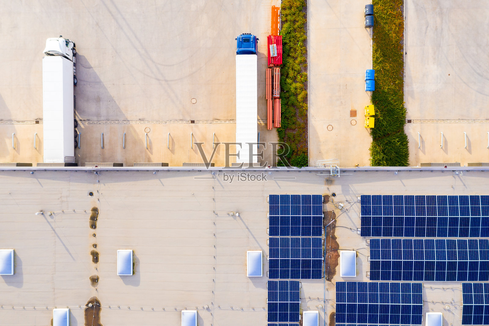 装有太阳能电池板的仓库。照片摄影图片