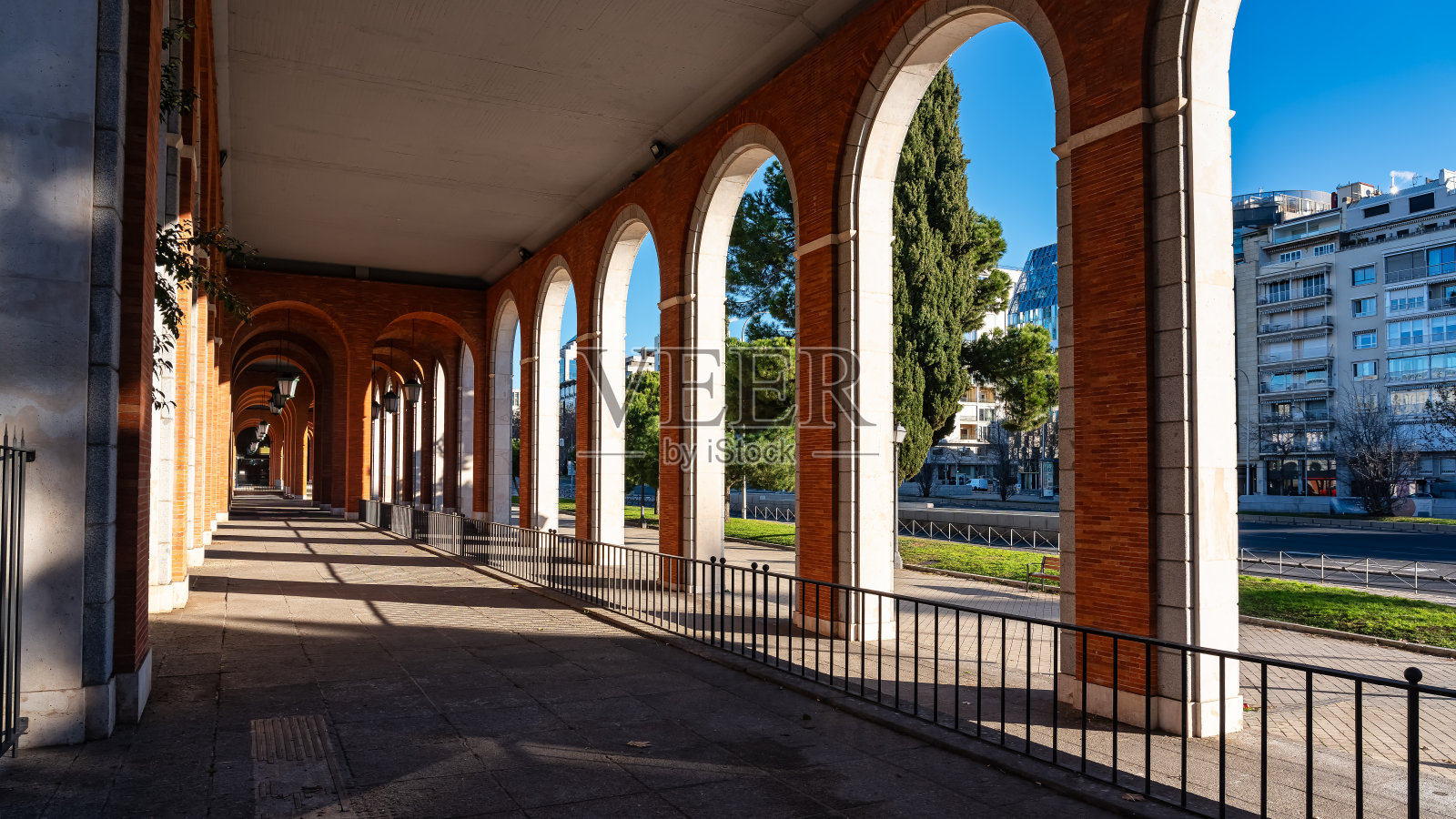 西班牙马德里新成立的政府大楼。照片摄影图片