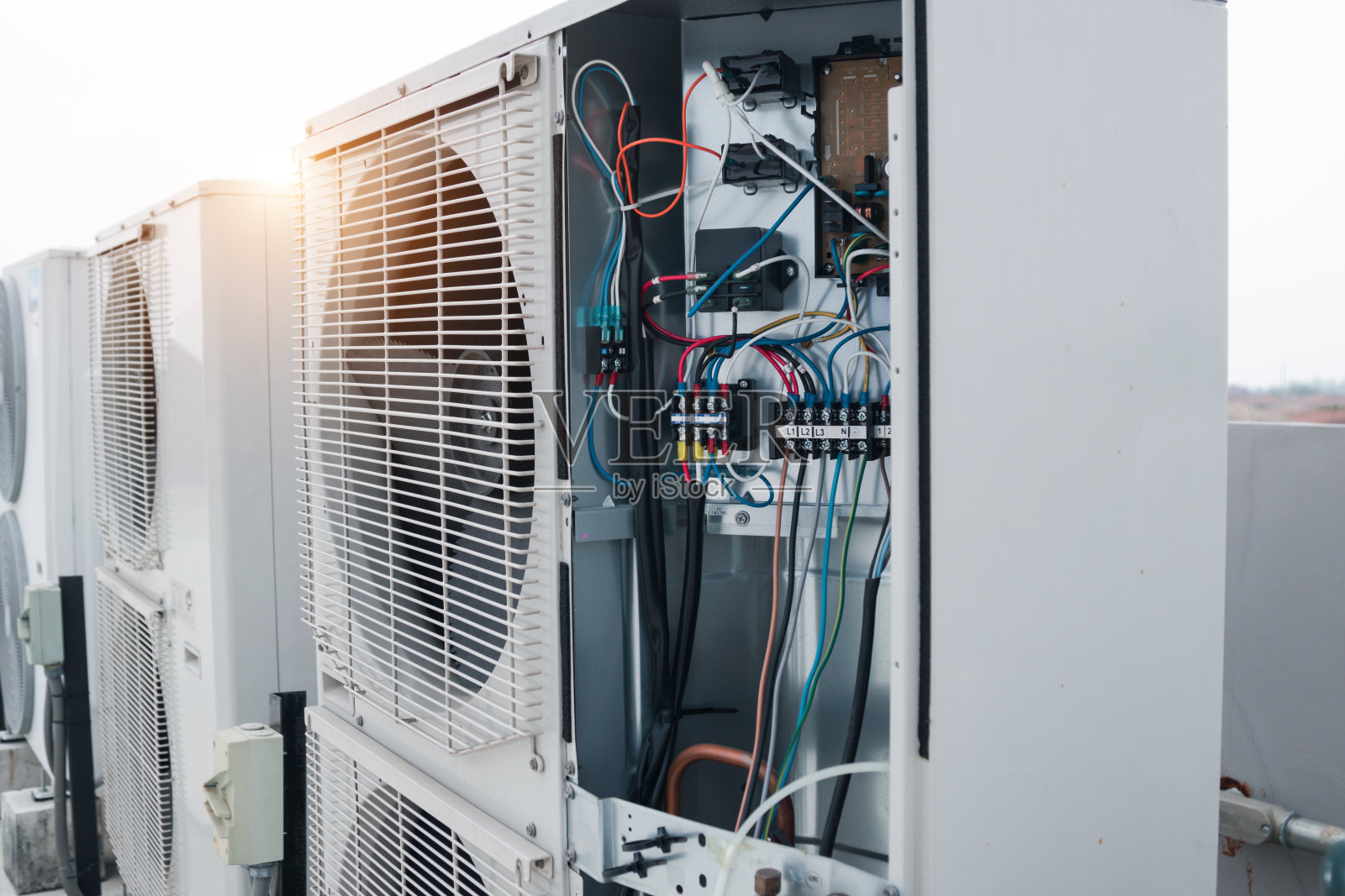 技术员正在检查空调，测量空调填充设备。照片摄影图片