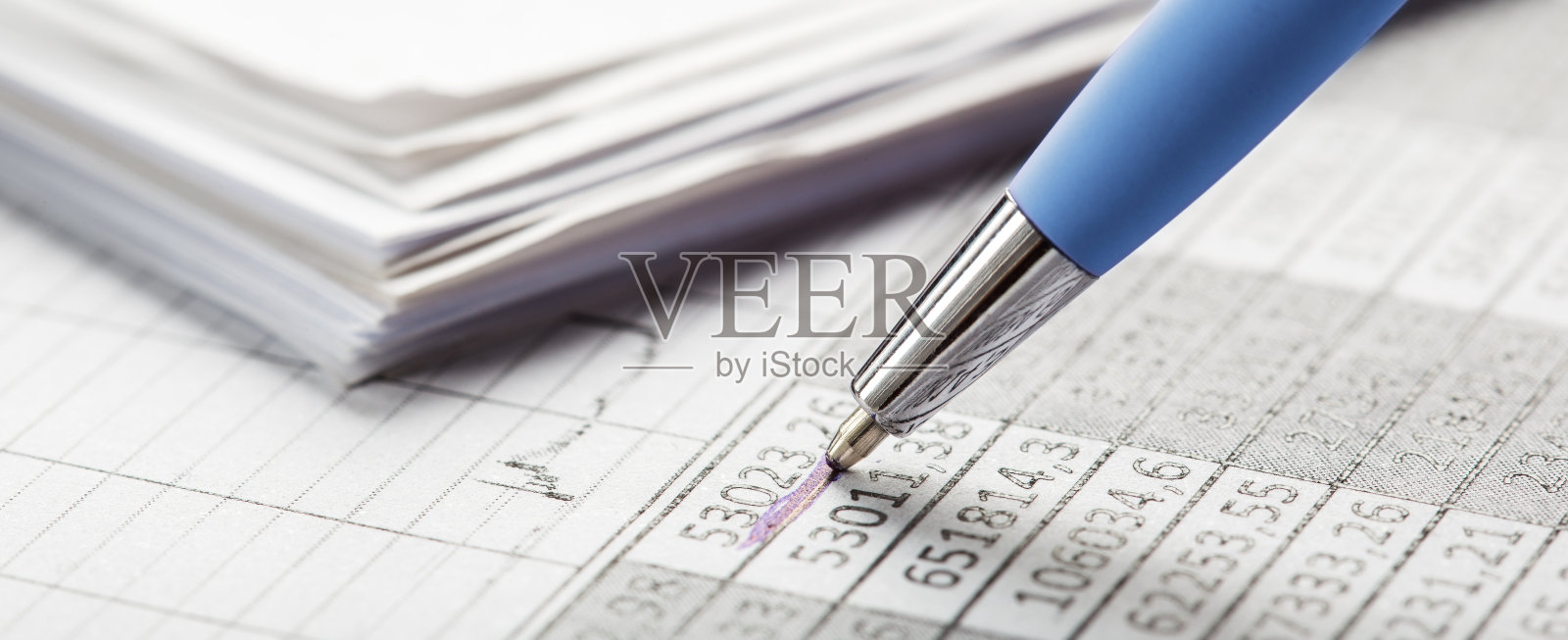 用笔记账，记账，核对财务报表。银行、财务报告和财务审计的概念。照片摄影图片