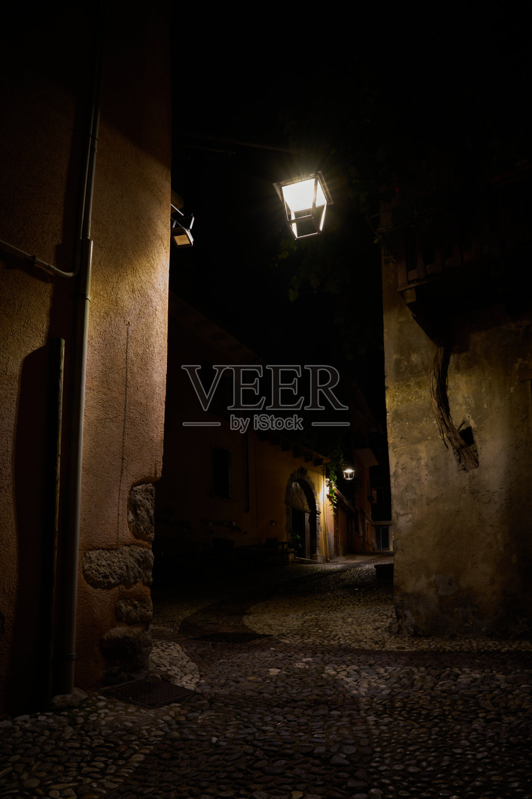 位于意大利加尔达湖畔马尔塞辛老城的浪漫历史老巷照片摄影图片