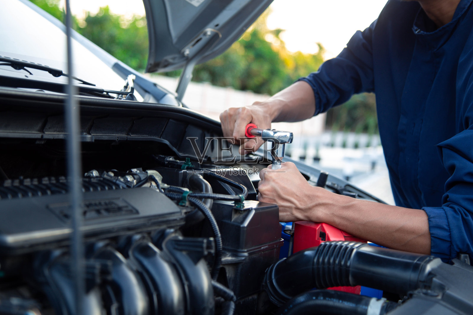 专业从事发动机工作的机械师，用扳手修理汽车发动机，汽车维修和保养，维修服务。照片摄影图片