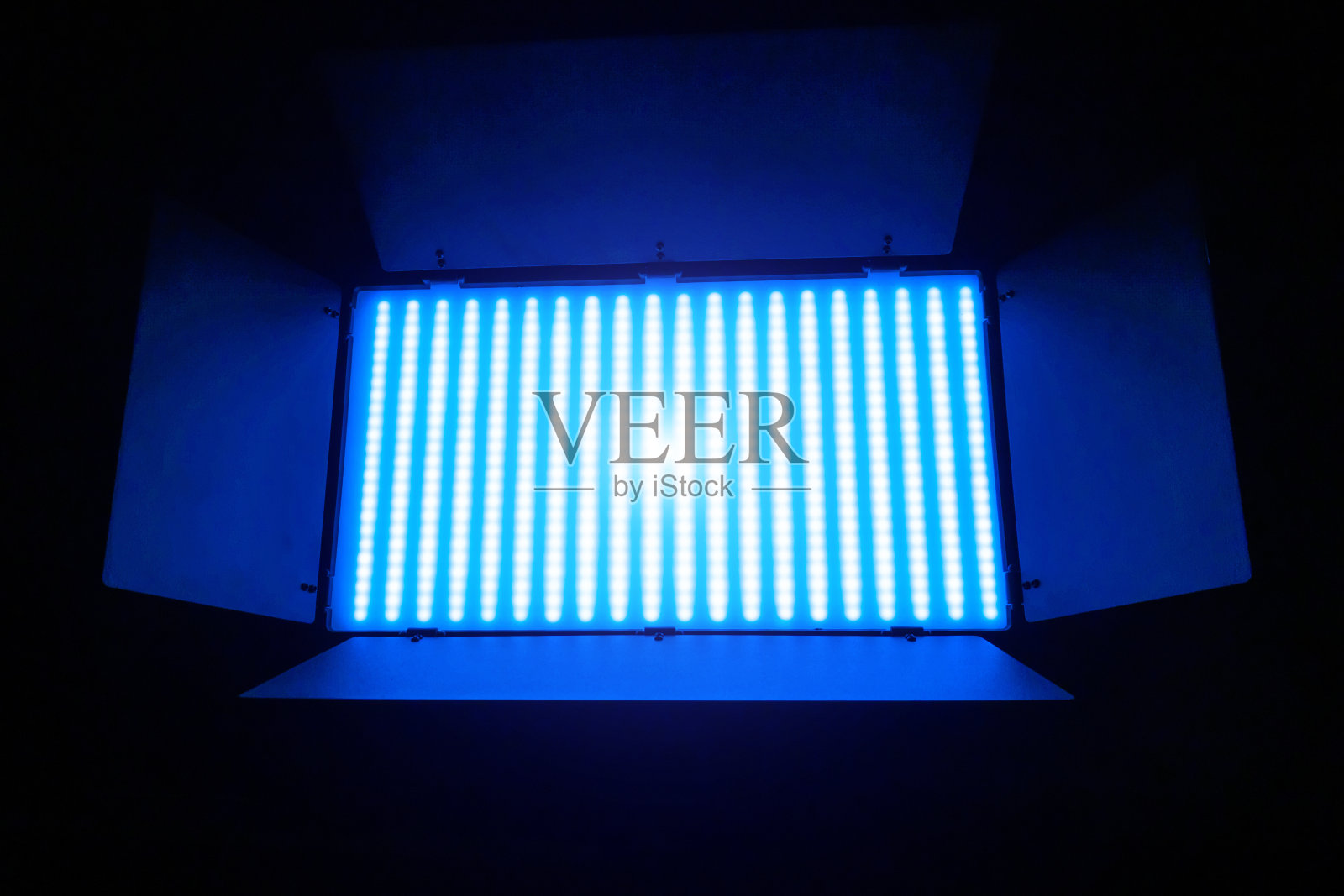 专业的照片或视频照明。SRGB led面板上的三脚架为家庭或工作室拍摄。照片摄影图片