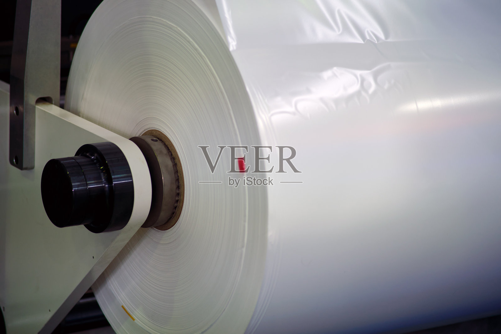 在自动化生产中制造塑料制品的过程照片摄影图片