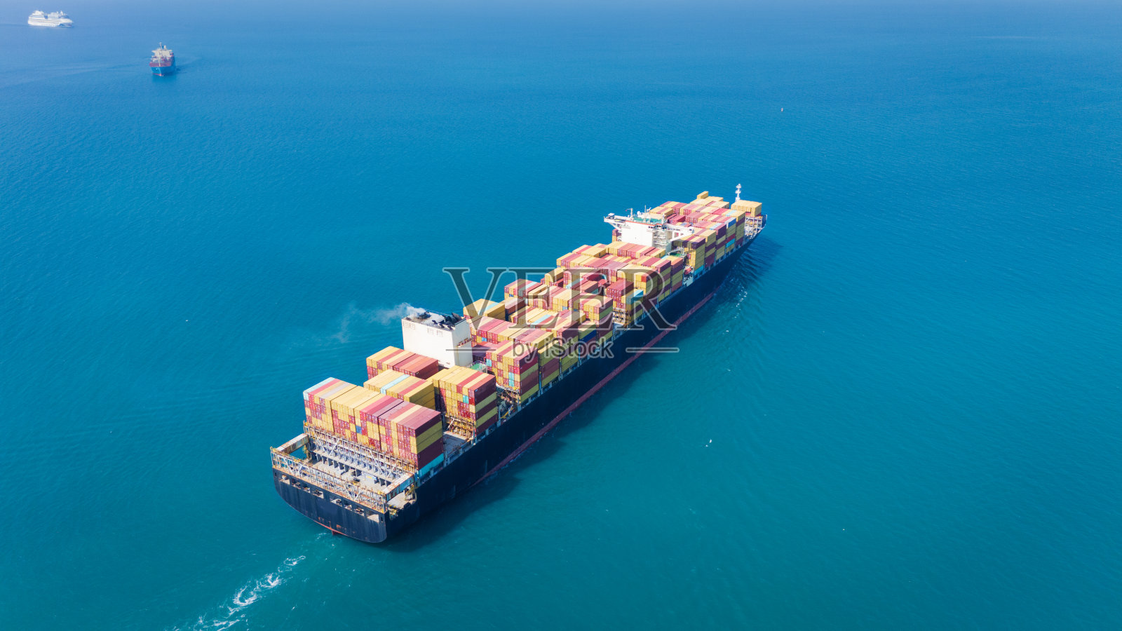 货物运输货物集装箱船进出口技术物流运输到海关。海上的货船。船舶天线照片摄影图片