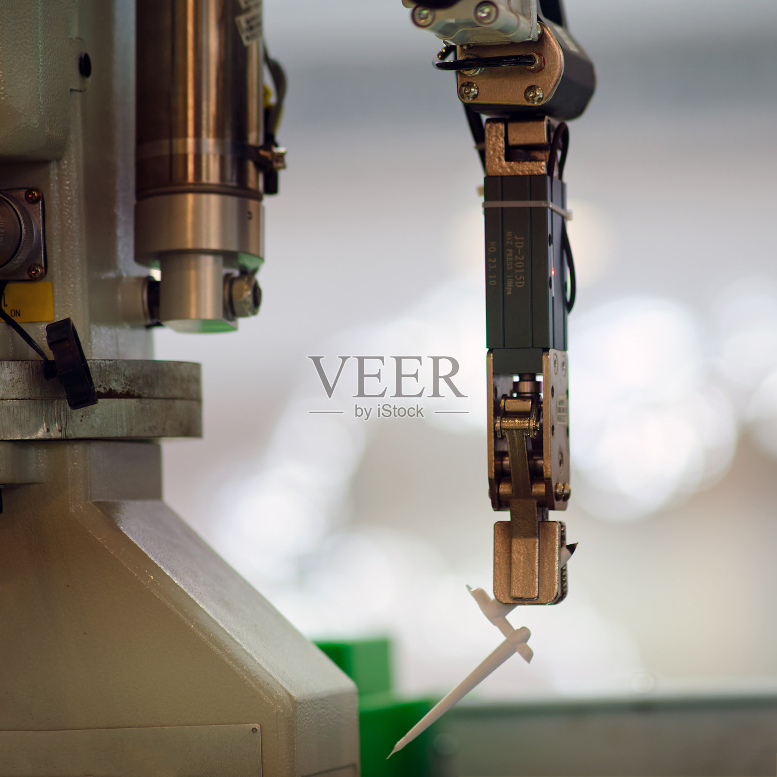 在自动化生产中制造塑料制品的过程照片摄影图片