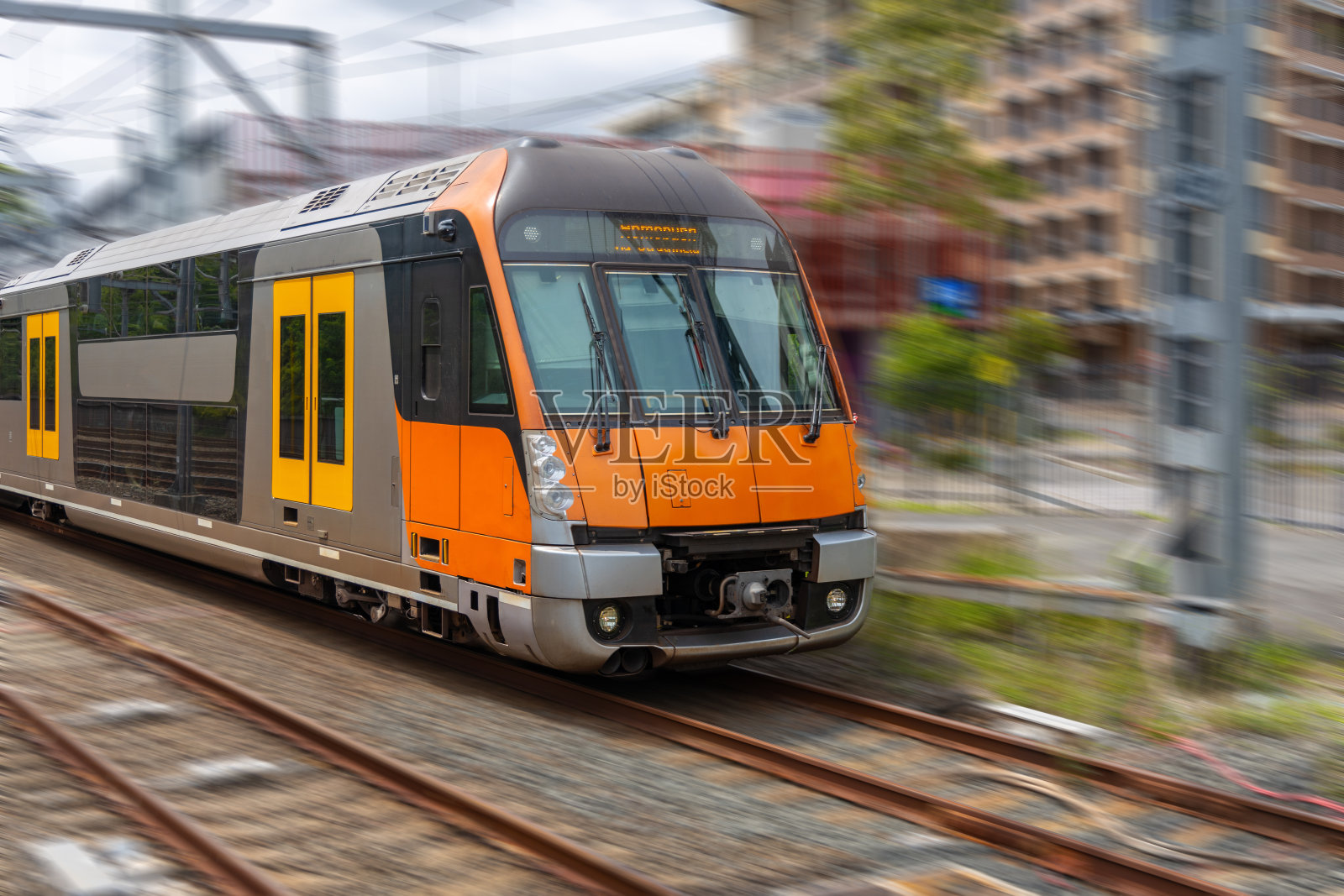 快速通过车站的通勤列车照片摄影图片