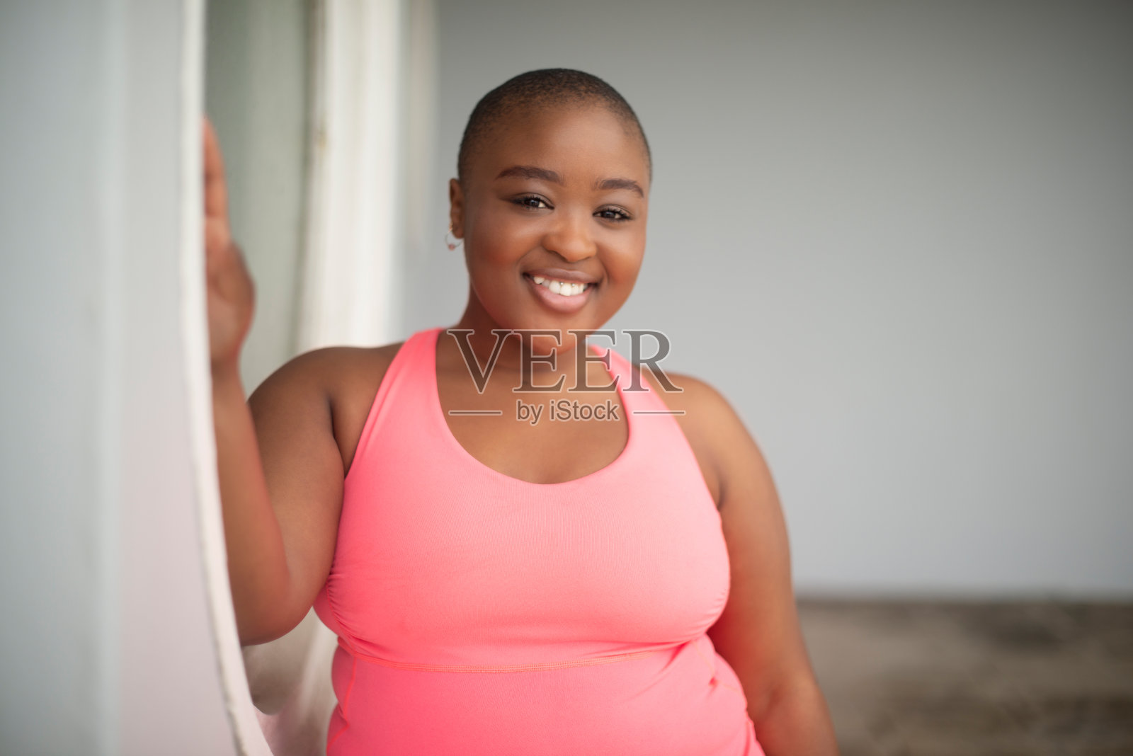 黑人女性，肖像和幸福与休闲时尚和积极的早晨在度假的潮流风格。年轻，非洲人，穿着背心，脸上带着微笑，假期和旅行为和平而休息照片摄影图片