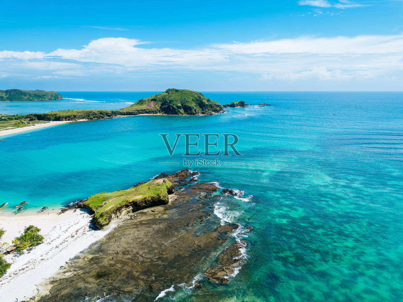 龙目岛热带海滩鸟瞰图，清澈的天空下，碧蓝的海水和绿色的岛屿。照片摄影图片