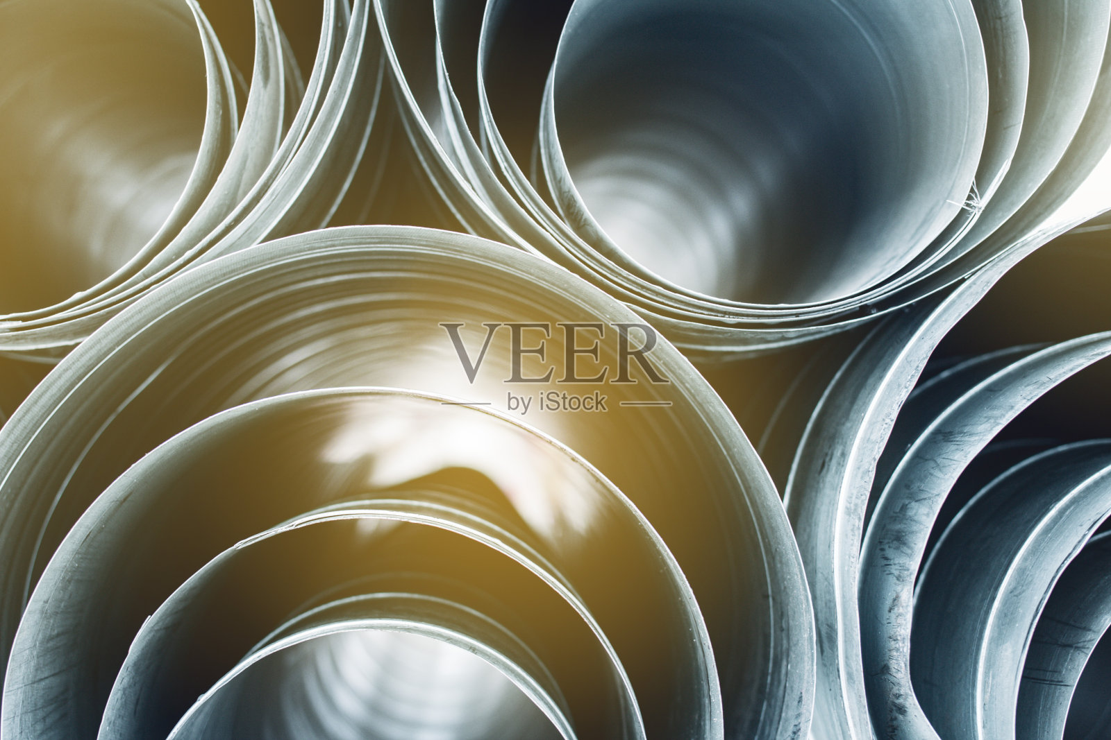 不同直径的风道圆形，白色孤立背景，前后背景模糊照片摄影图片