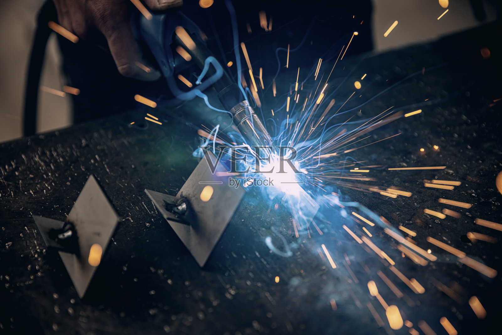 焊接铁的工人照片摄影图片