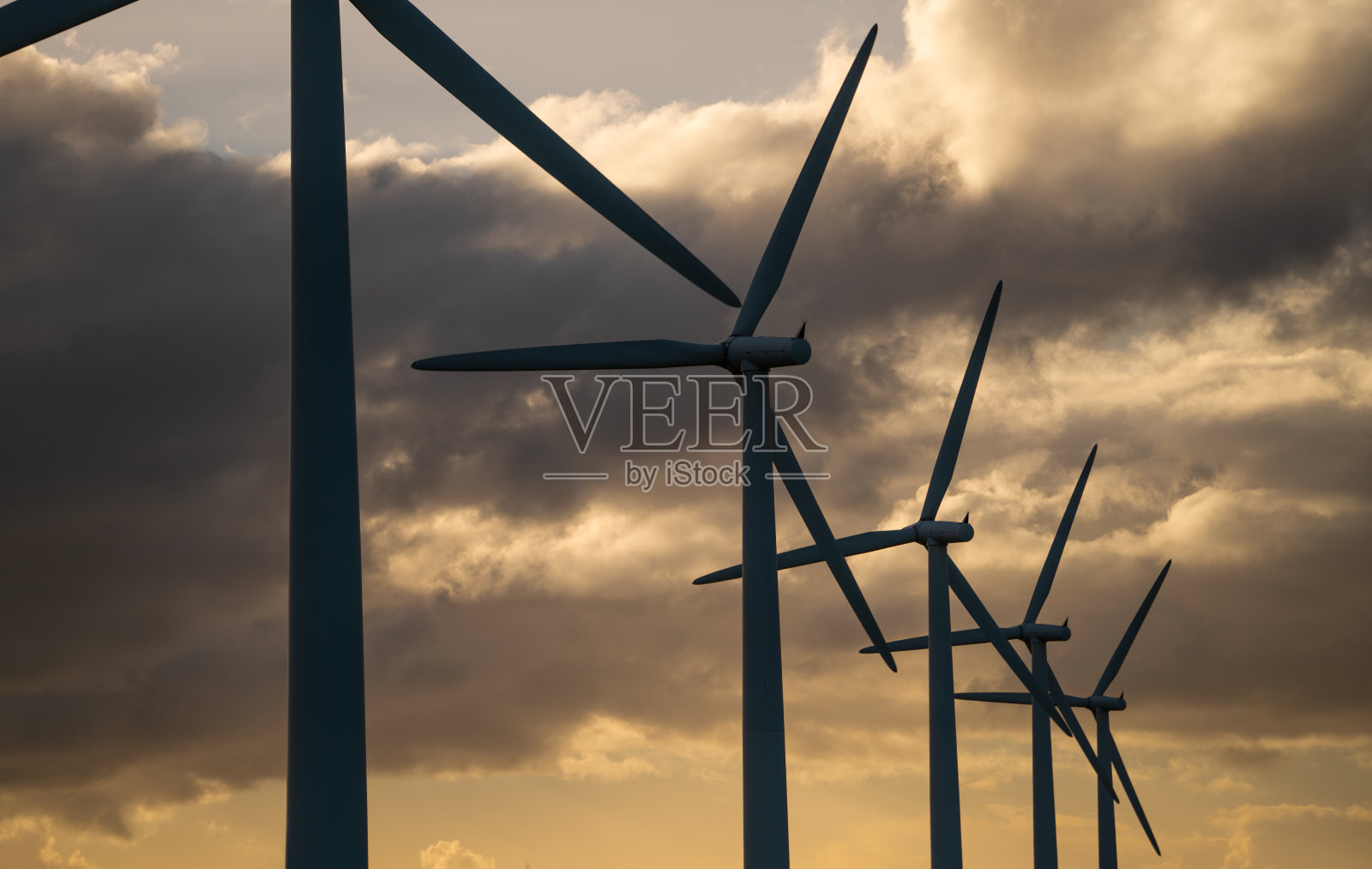 风力发电厂的风力发电机照片摄影图片