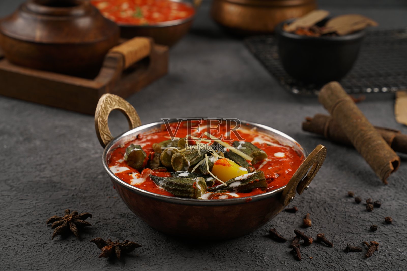 印度香饭美食，麻辣羊肉和鸡肉香饭美食，阿拉伯美食kabsah mandi或kabsa摄影照片摄影图片