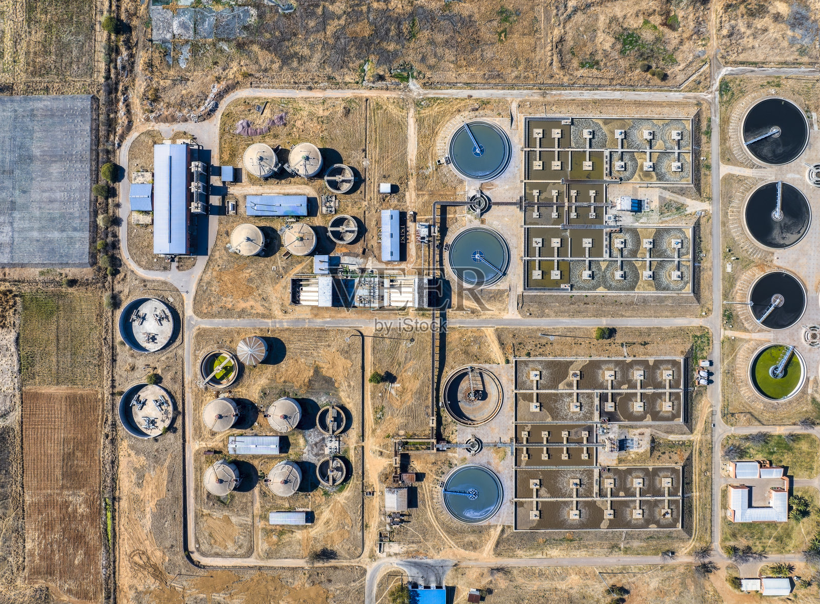 污水处理厂和系统操作员从家庭和工业废水中去除污染物，通过污水管道输送到处理厂，在那里进行处理，然后返回河流和海洋，或者用于灌溉。照片摄影图片