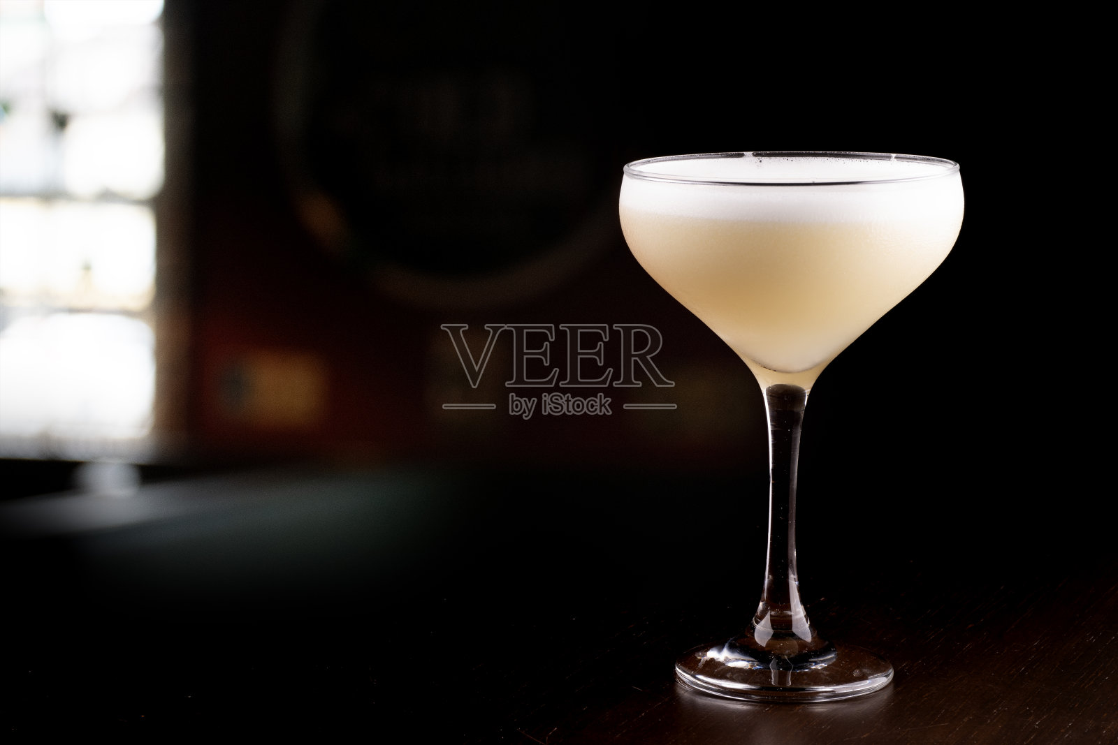 一杯皮斯科酸鸡尾酒，酒吧背景模糊在角落里照片摄影图片