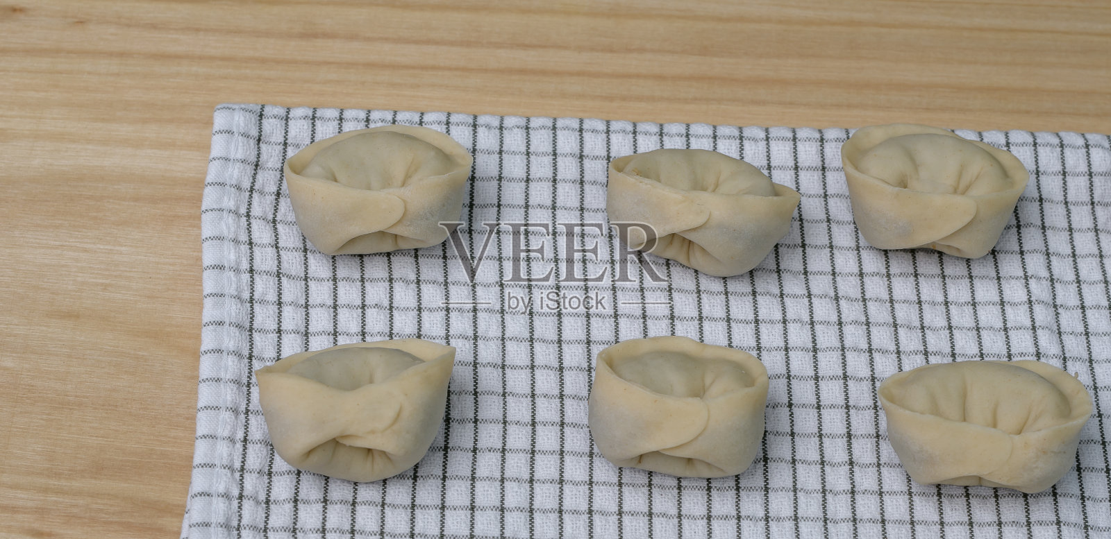 圣诞夜的罗宋汤是卷心菜和蘑菇的素食饺子照片摄影图片