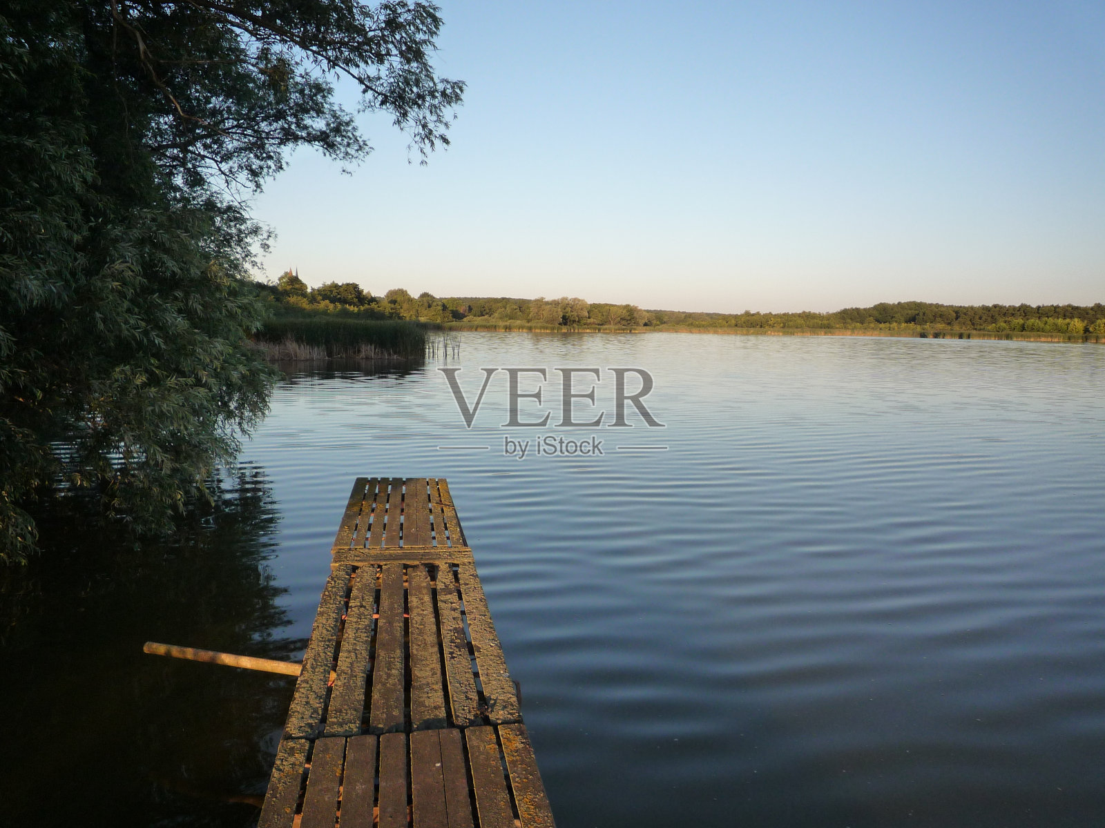 湖边的木码头照片摄影图片