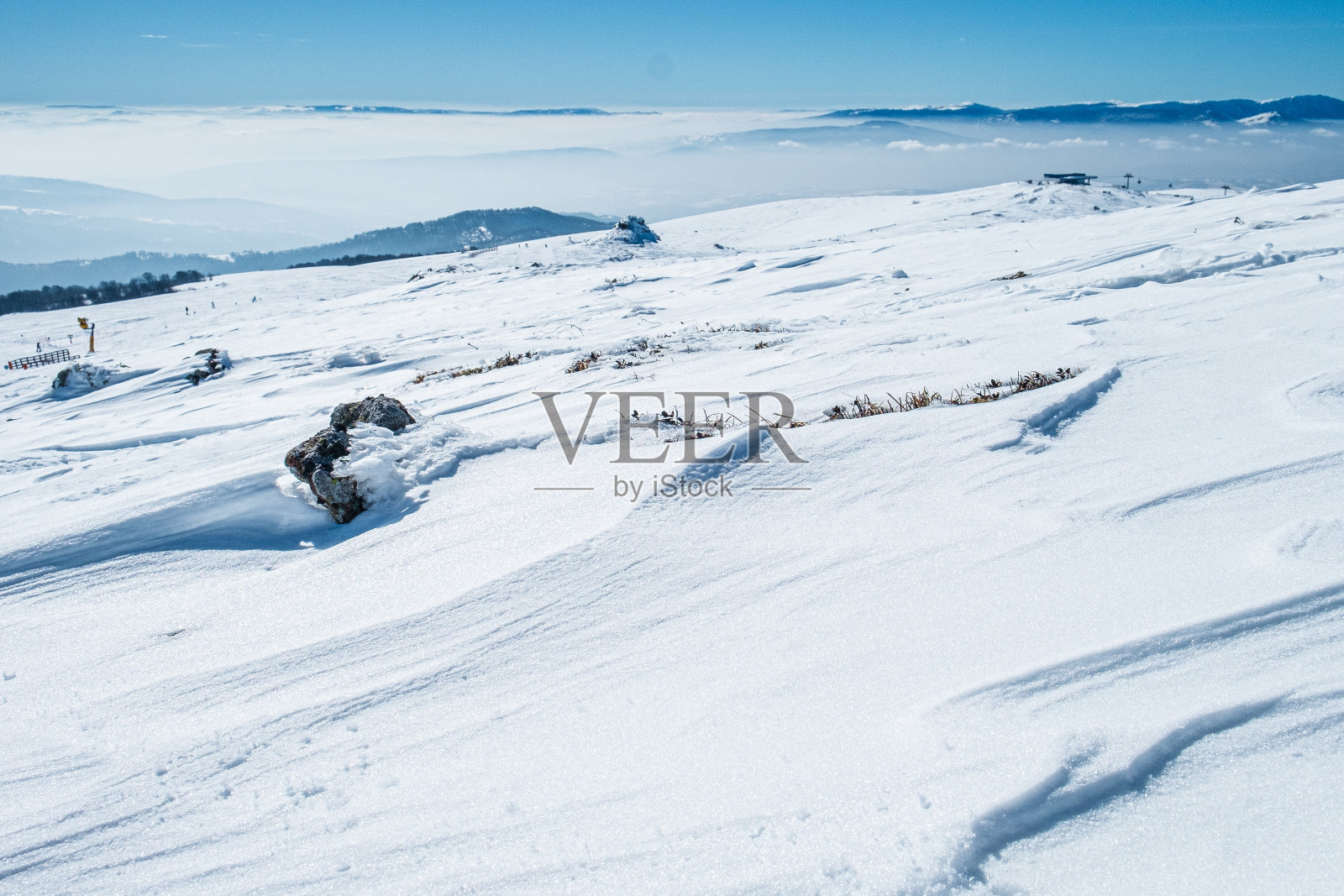 高原上覆盖着美丽的白色沙丘，在蓝天下的山上照片摄影图片