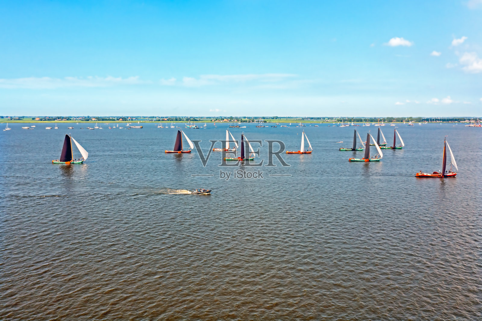 在荷兰弗里斯兰的Heeger meer上，传统的skutsjesilen与古老的船只串联在一起照片摄影图片