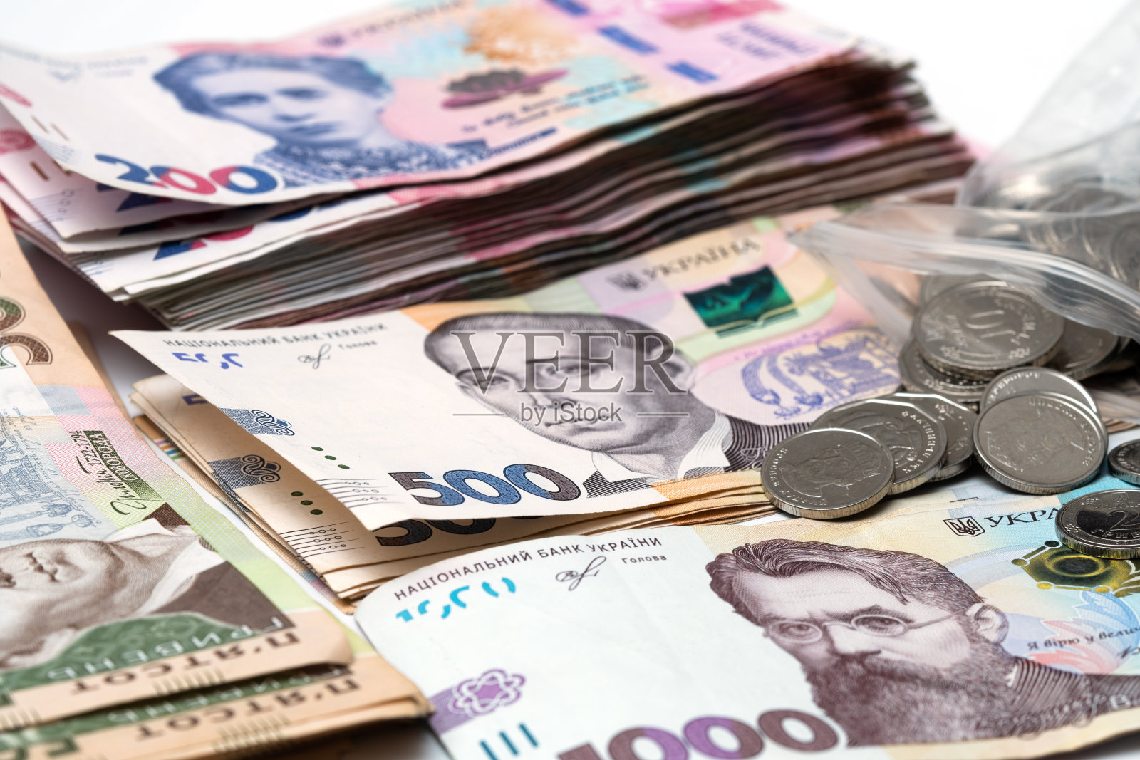 成捆的乌克兰货币，成堆的格里夫纳，200,500,1000的货币概念。很多钞票。侧视图照片摄影图片