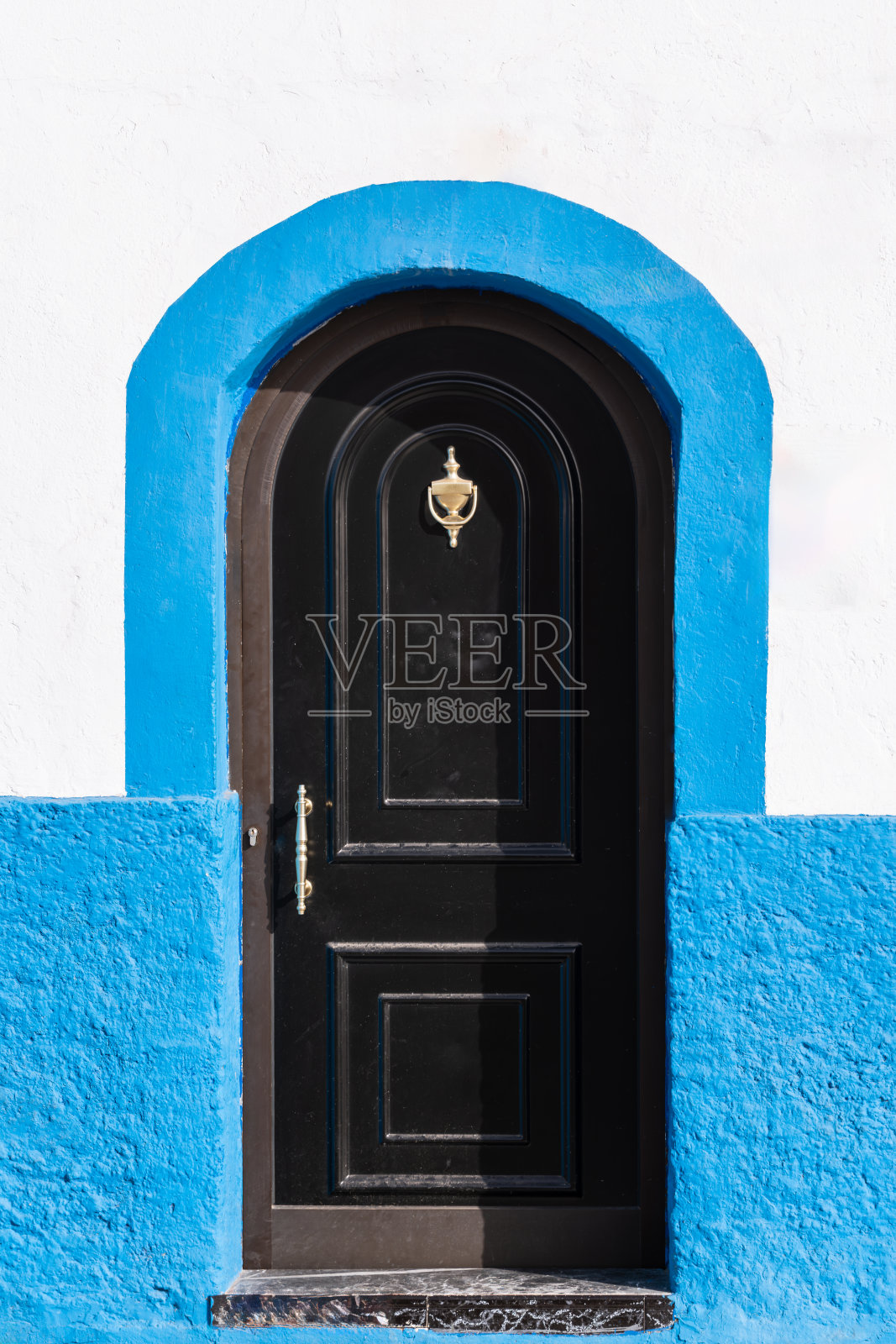 蓝框金柄木门照片摄影图片