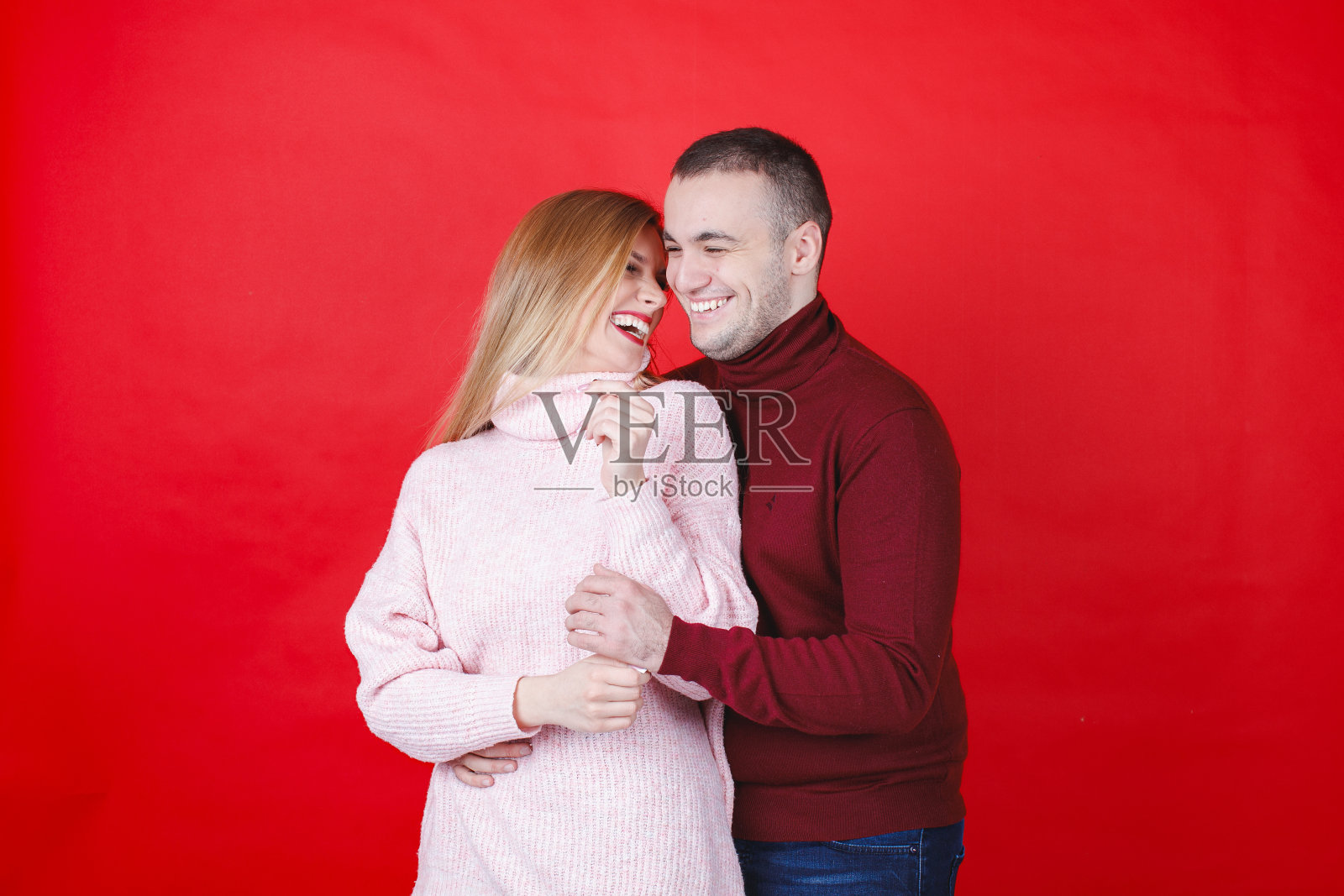 年轻人深情地从背后拥抱着他的女朋友，她开心地笑着照片摄影图片