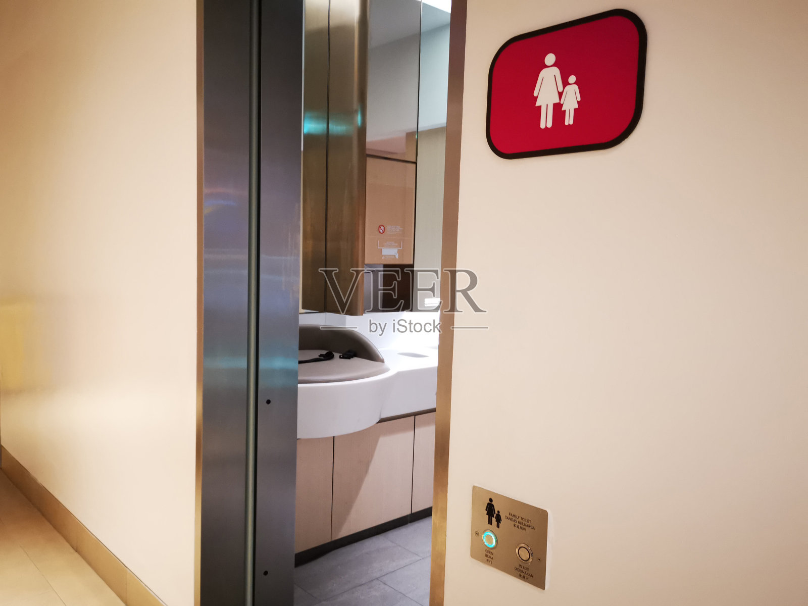 家庭卫生间照片摄影图片