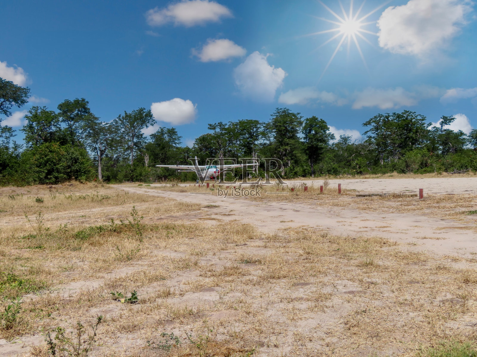 博茨瓦纳的奥卡万戈三角洲，丛林机场的土路，飞机准备起飞照片摄影图片