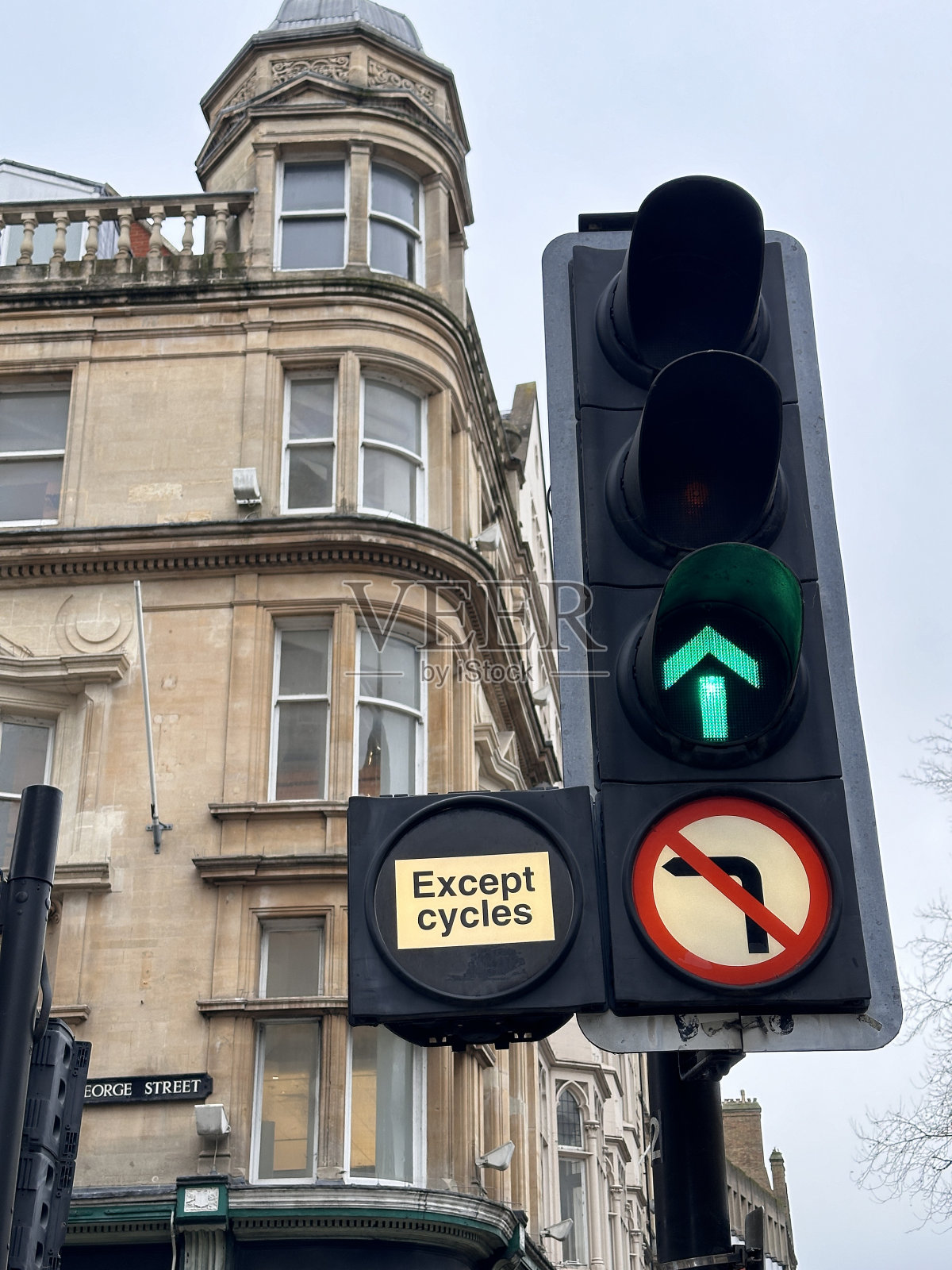 城市街道上的交通灯照片摄影图片