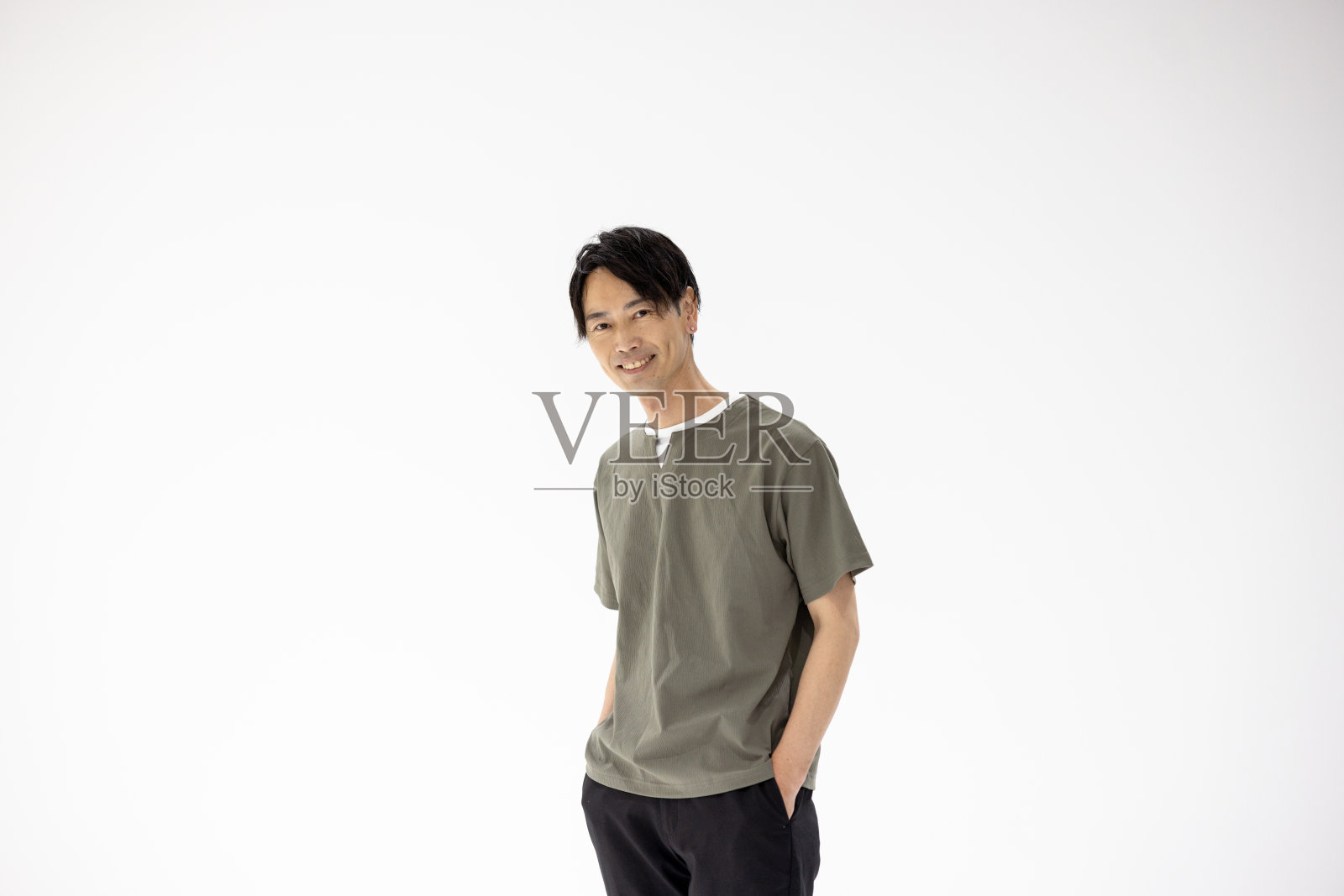 男子站在照相馆的肖像照片摄影图片